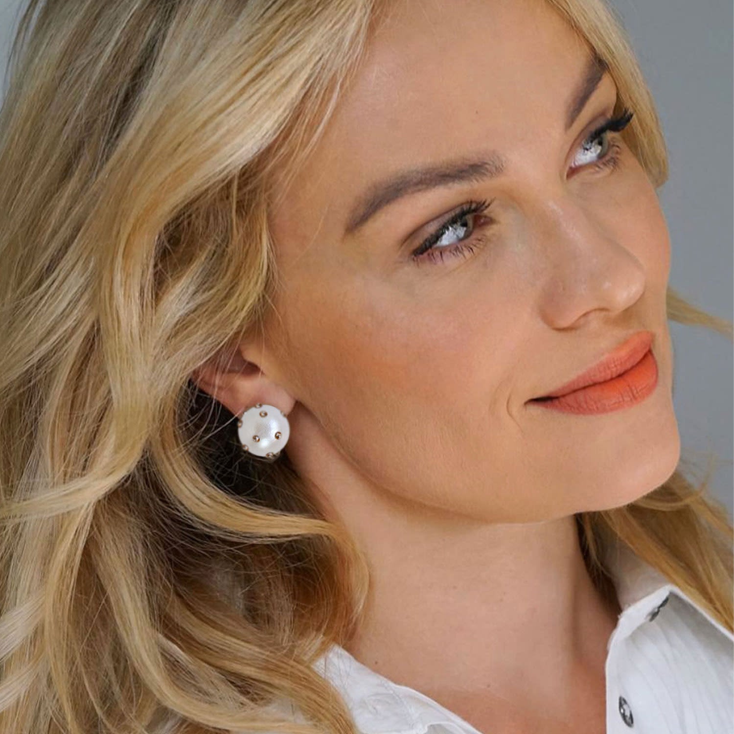 Gaia Jet Petite Earrings In White Heron