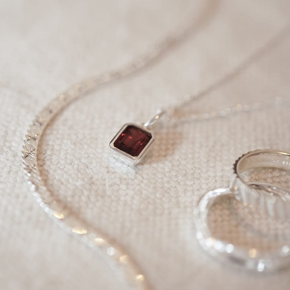 garnet-january-birthstone-charm-necklace-sterling-silver-daisy-london