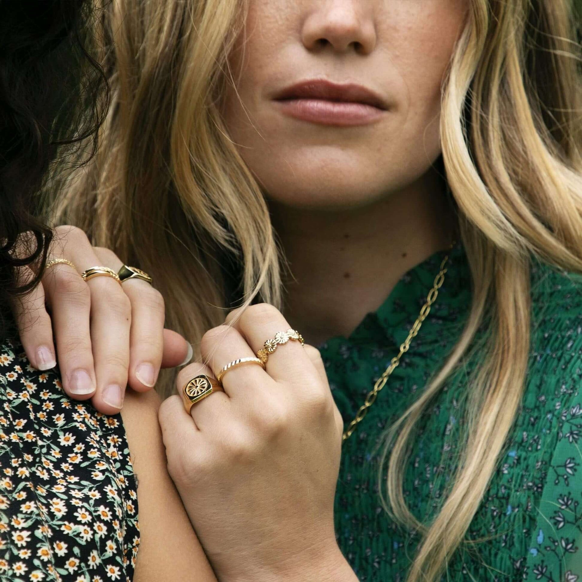 daisy-bloom-signet-ring-daisy-london