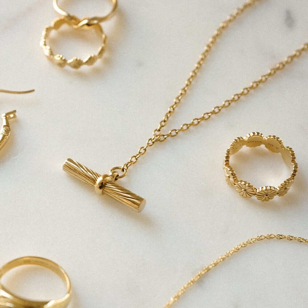 estee-lalonde-t-bar-necklace-daisy-london