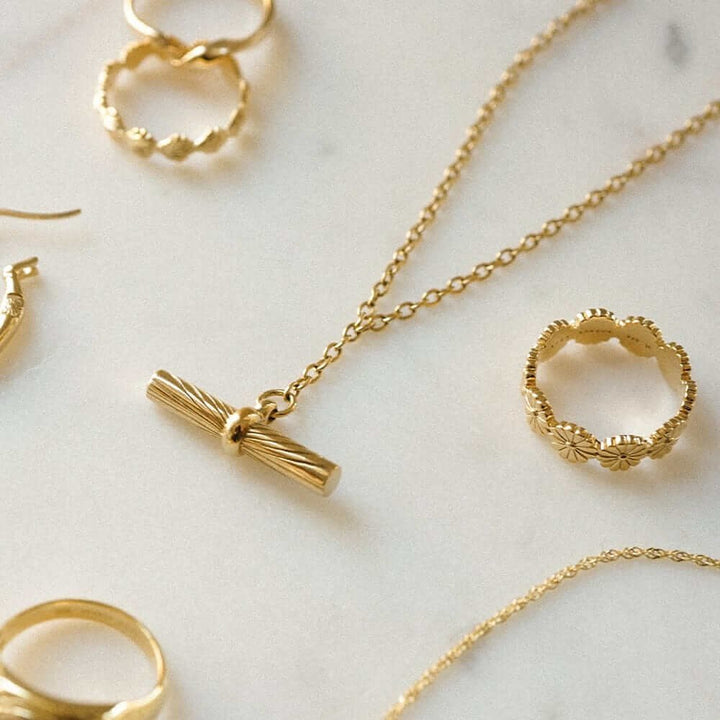 estee-lalonde-t-bar-necklace-daisy-london