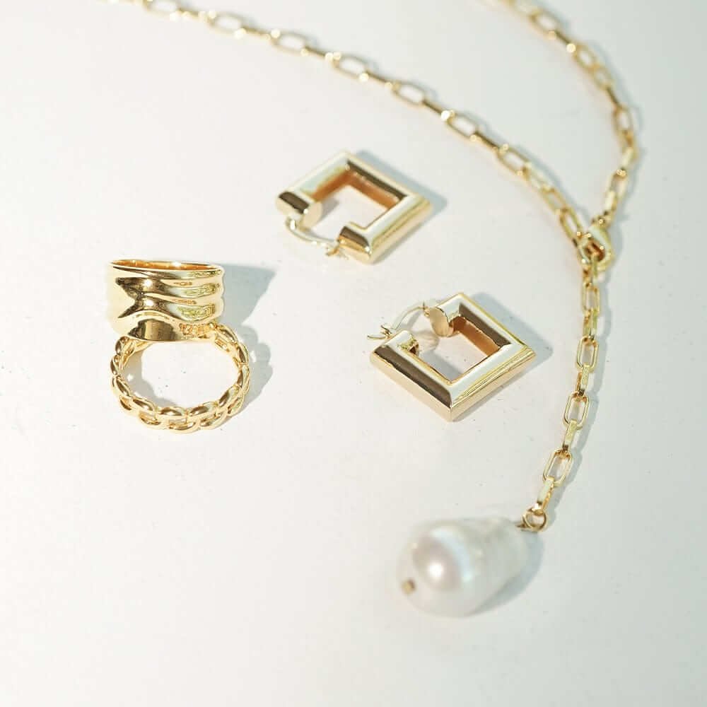 polly-sayer-baroque-pearl-chain-necklace-daisy-london