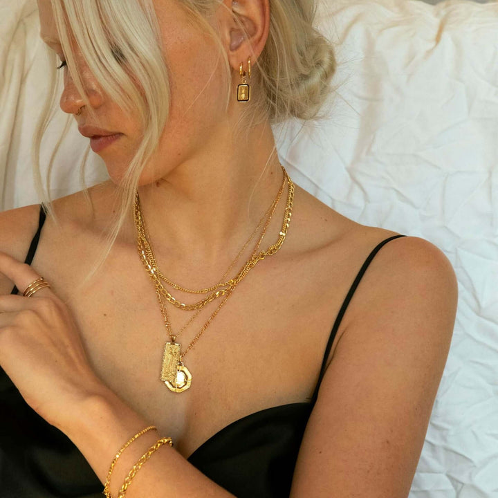 palm-engraved-necklace-daisy-london