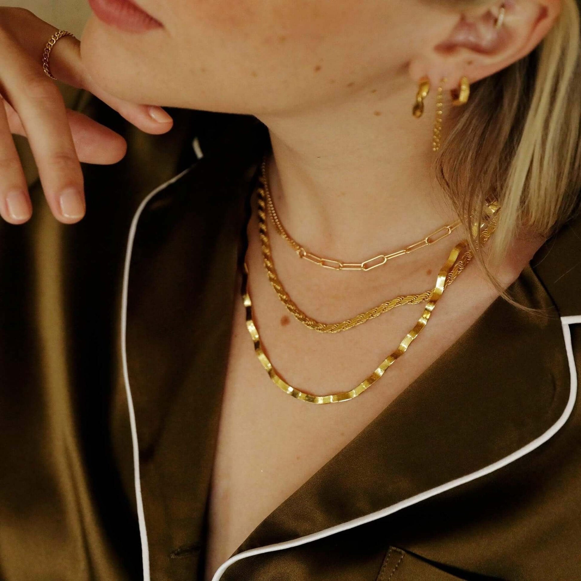 estee-lalonde-wavy-snake-chain-necklace-daisy-london