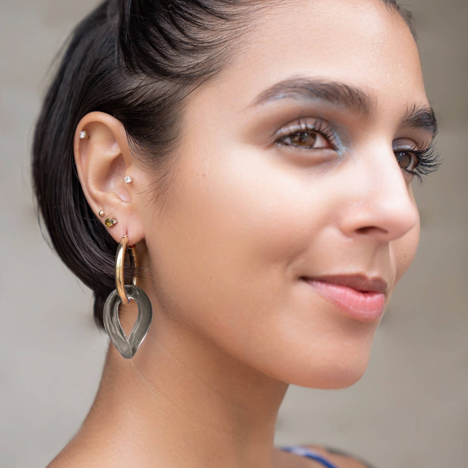 Gold And Lucite Curb Link Drop Hoop Earrings In Blackberry