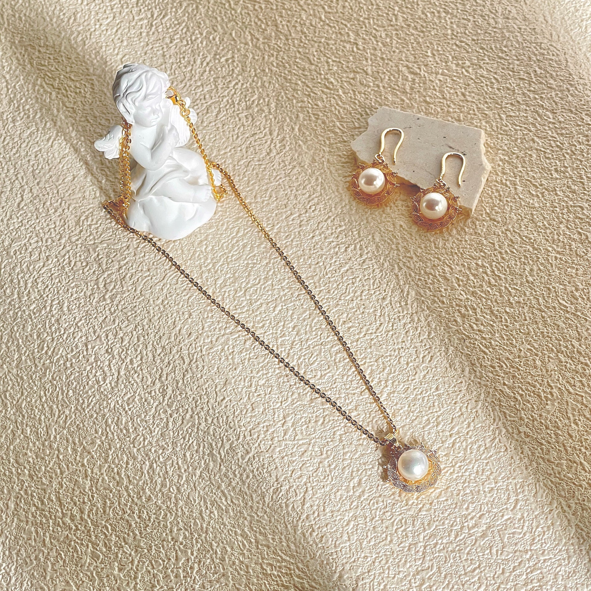 Graceful Luster Pearl Necklace