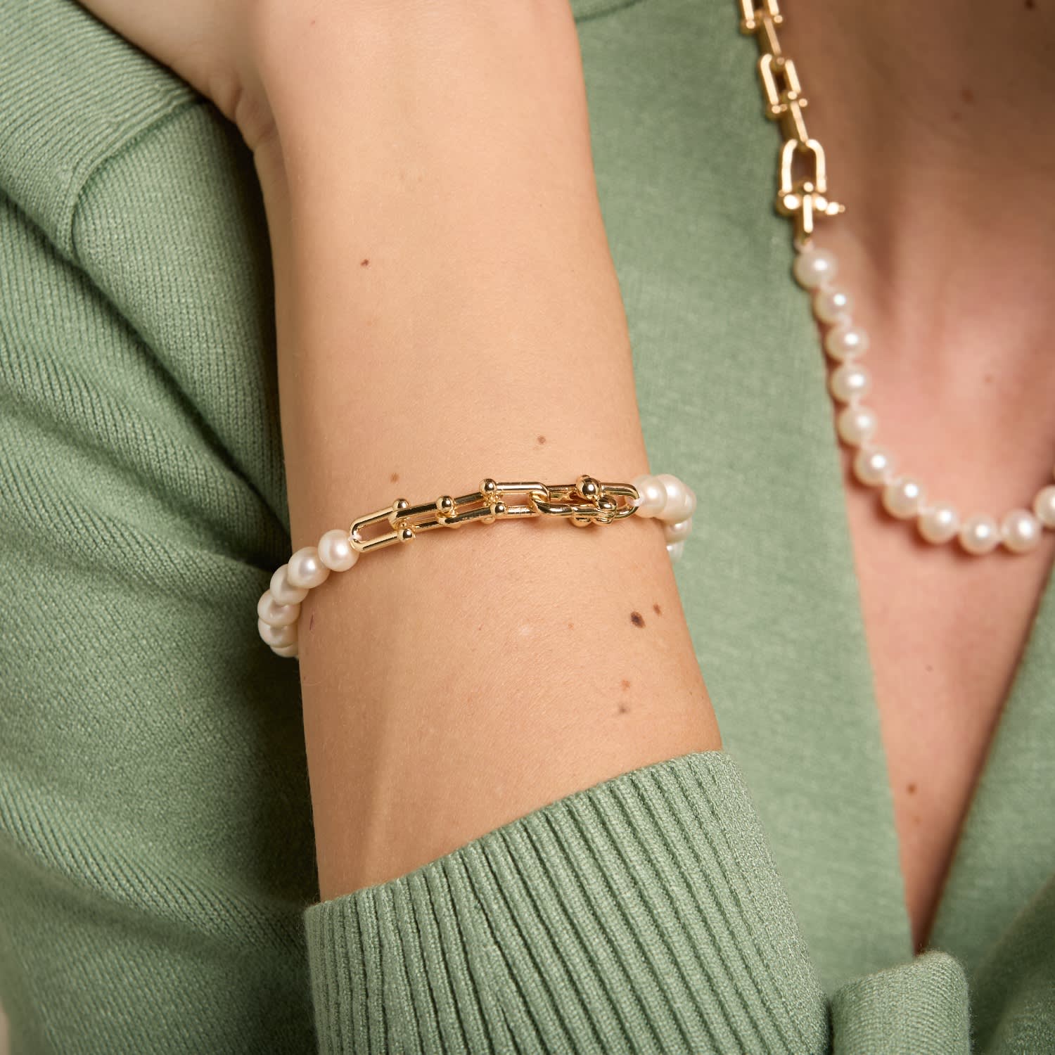 Gratia Cultured Freshwater Pearl Bracelet With Chunky Gold Fill Chain Feature