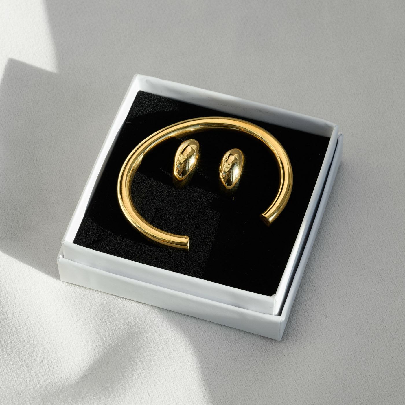 Hästvig Earrings & Bangle Bracelet Set