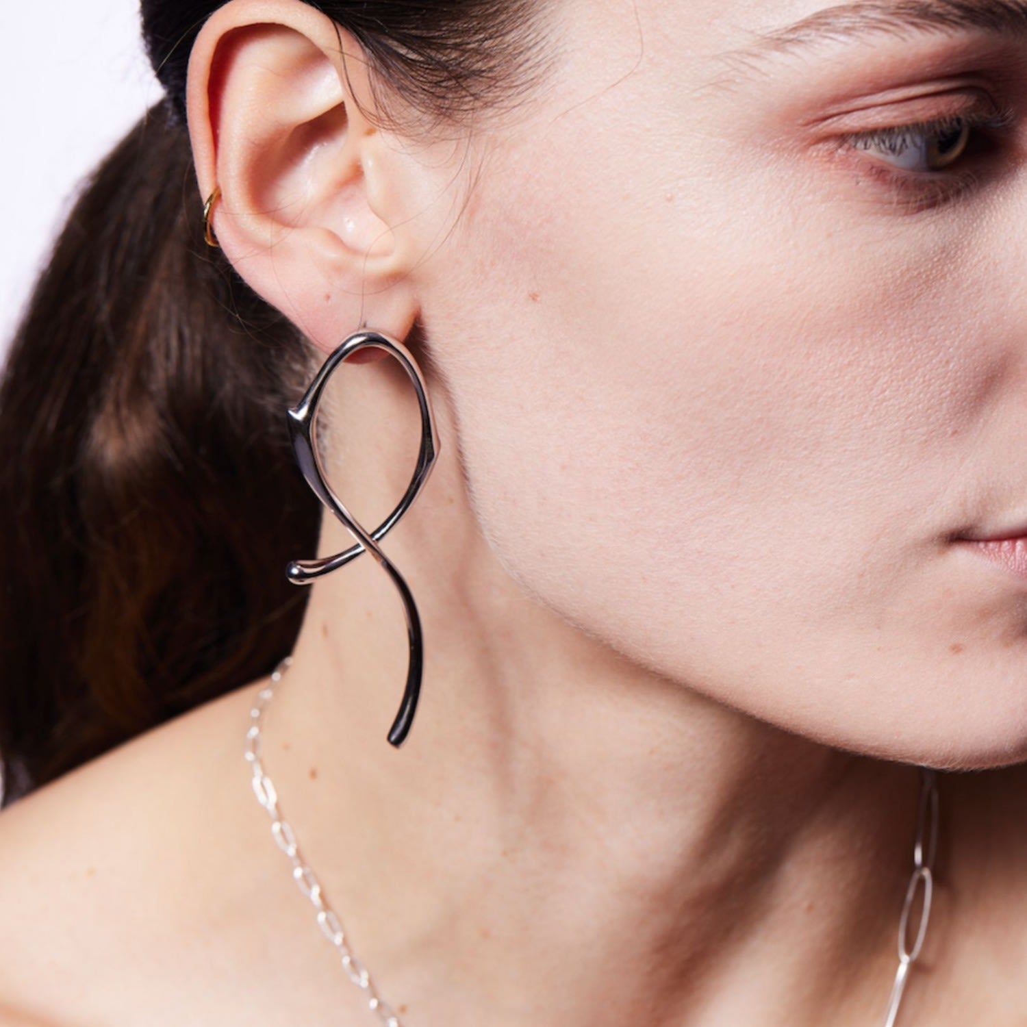 Heradi Wave Eight White Gold Earrings