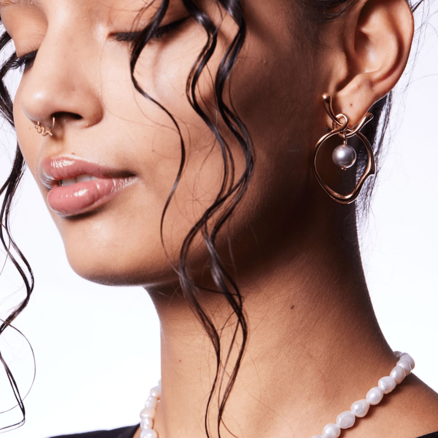 Heradi Wave Pearl Gold Earrings