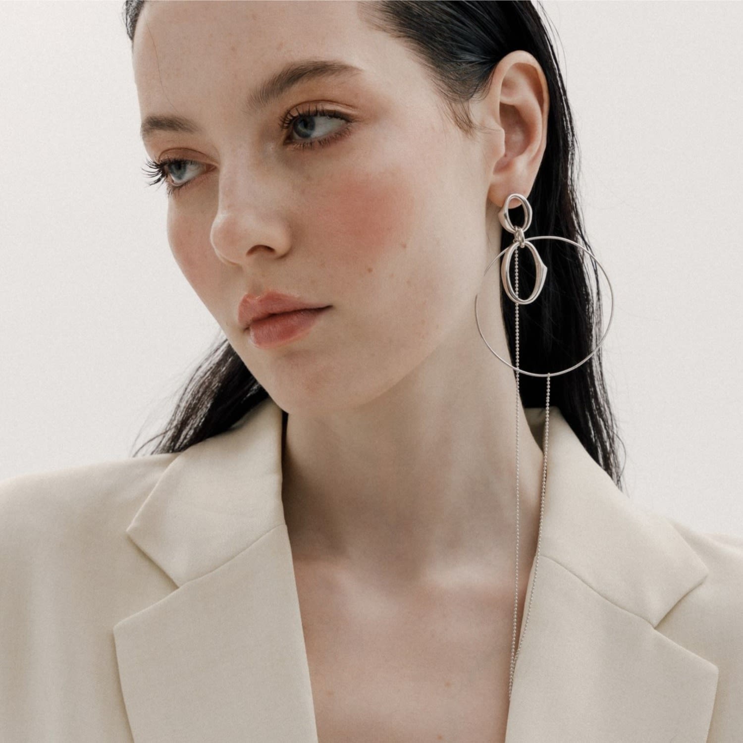Heradi Wave White Gold Circle Earrings