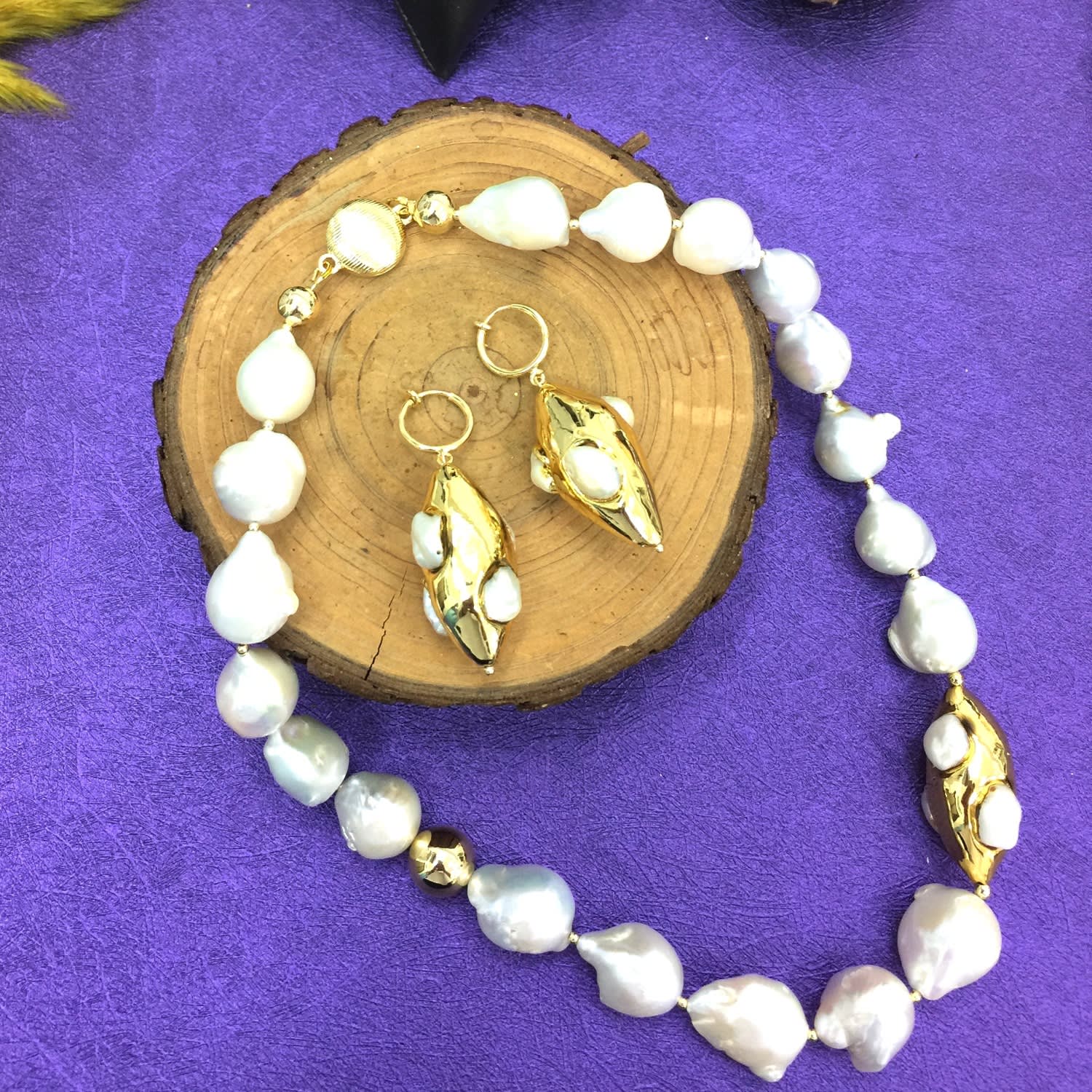 Baroque Pearls With Freshwater Pearls Studded Pendant Choker