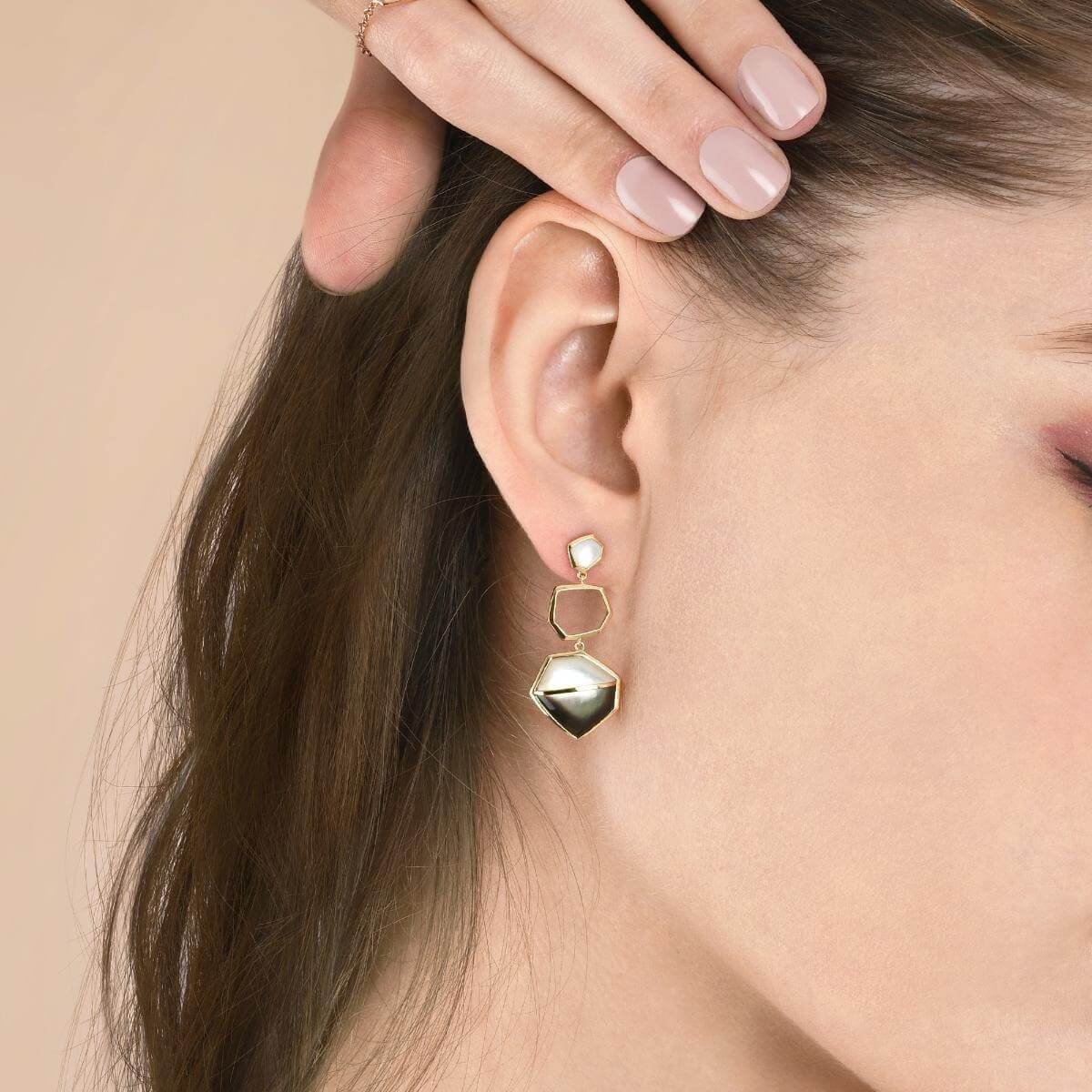 harmony-18k-yellow-gold-mother-of-pearl-earrings