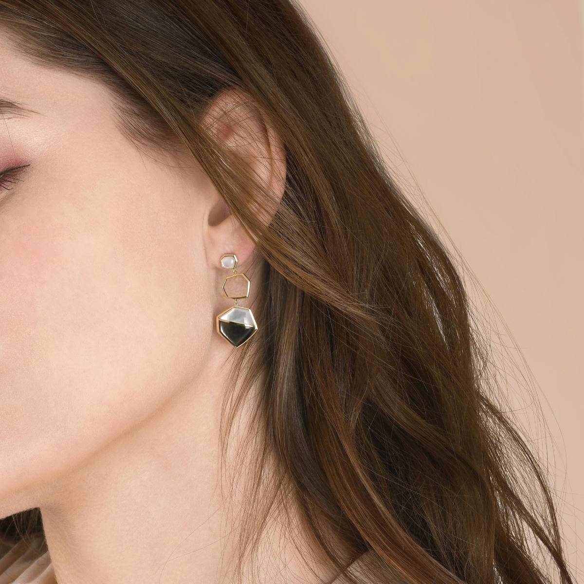 harmony-18k-yellow-gold-mother-of-pearl-earrings