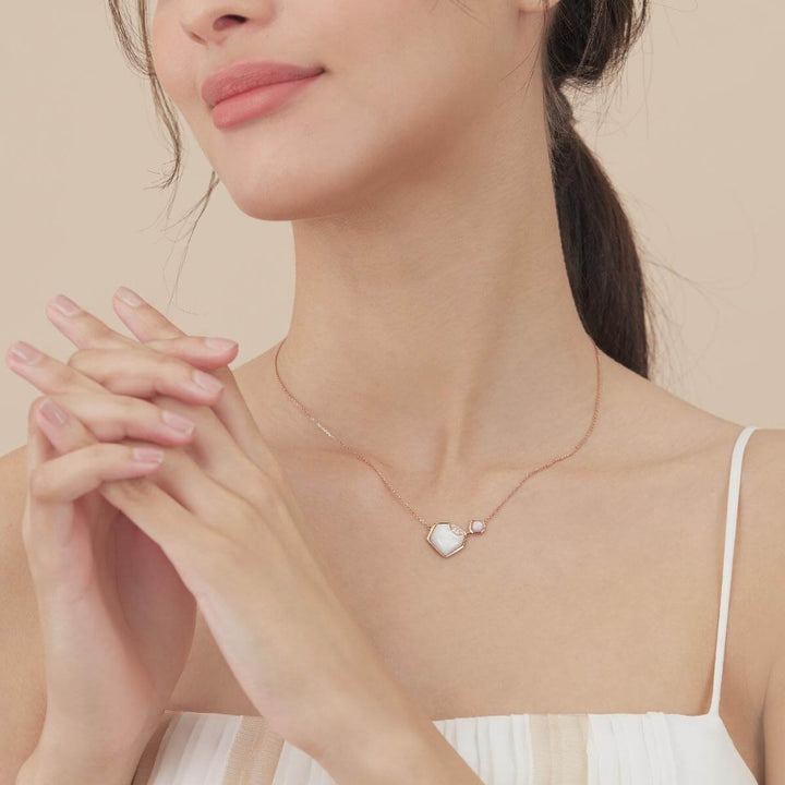 harmony-18k-red-gold-mother-of-pearl-necklace
