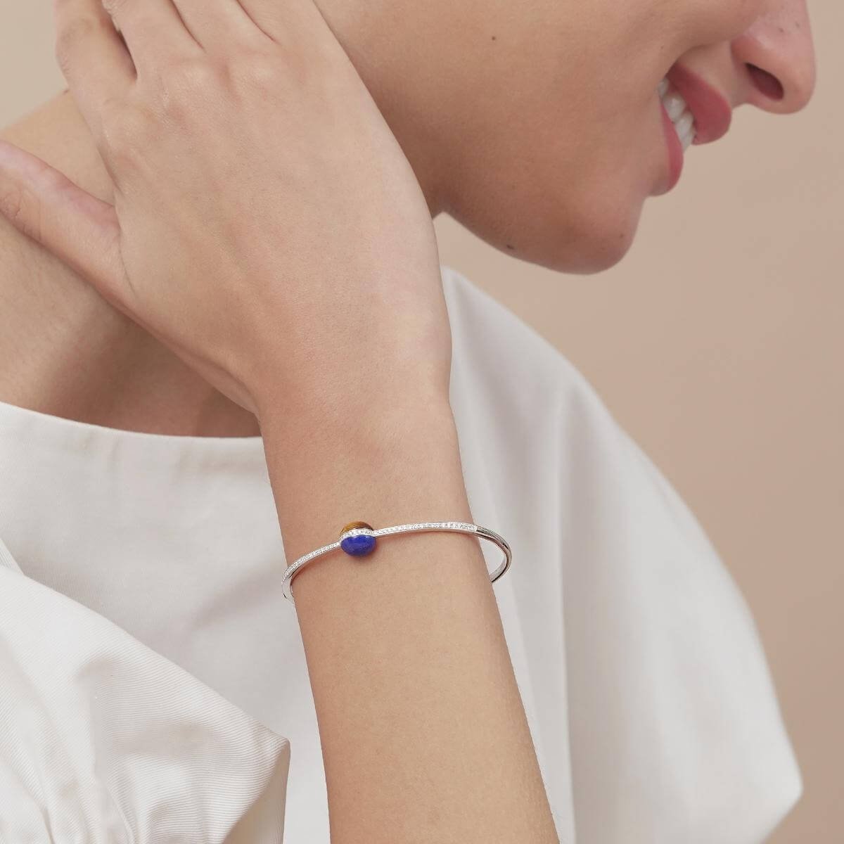 cosmos-18k-white-gold-lapis-lazuli-bangle