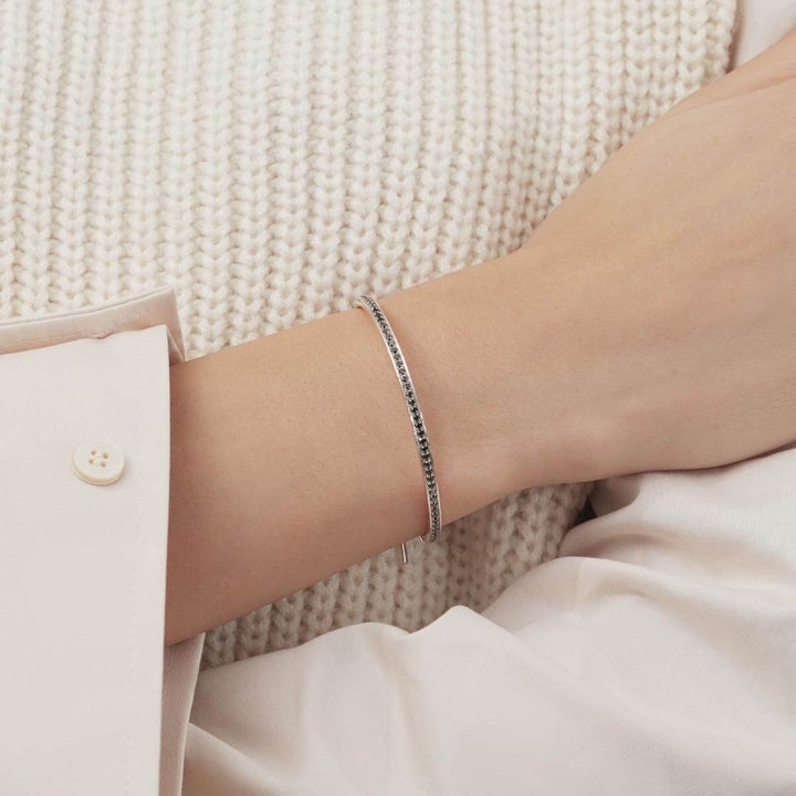 manon-ecruloy-black-diamond-bangle