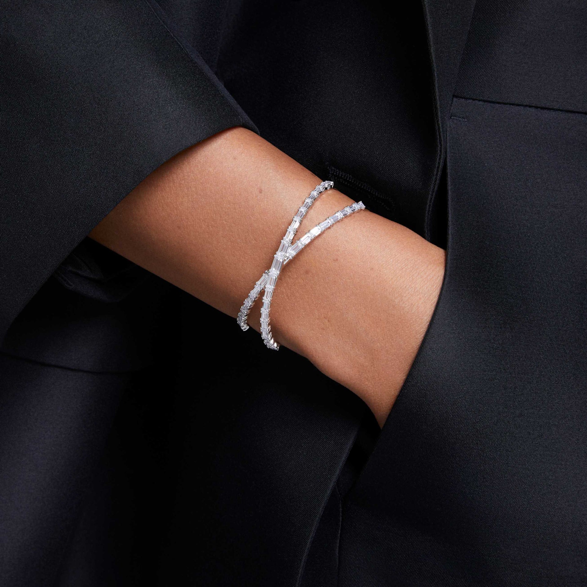 HYPERBOLA CUFF INFINITY WHITE RHODIUM PLATED
