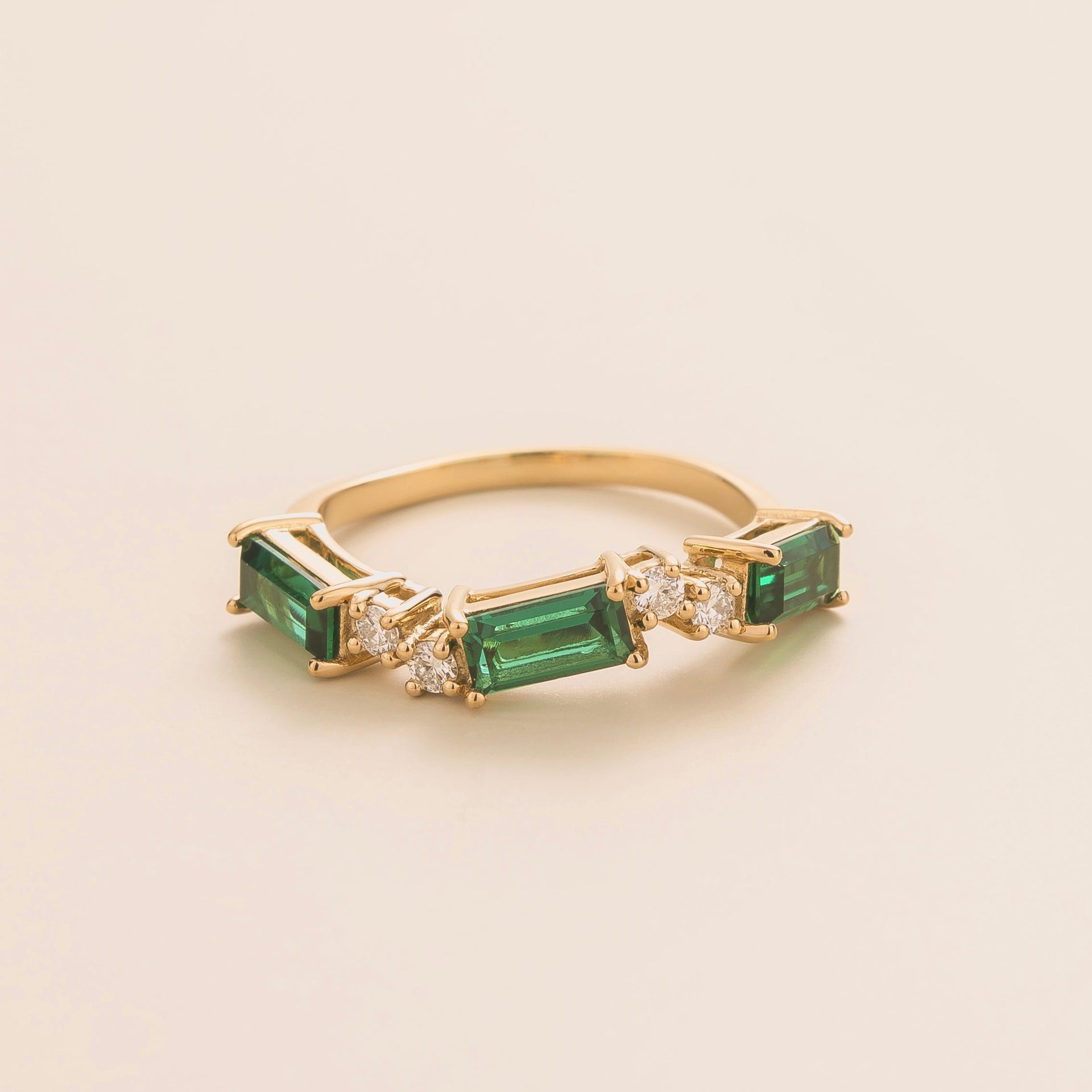 Forma Ring In Emerald & Diamond