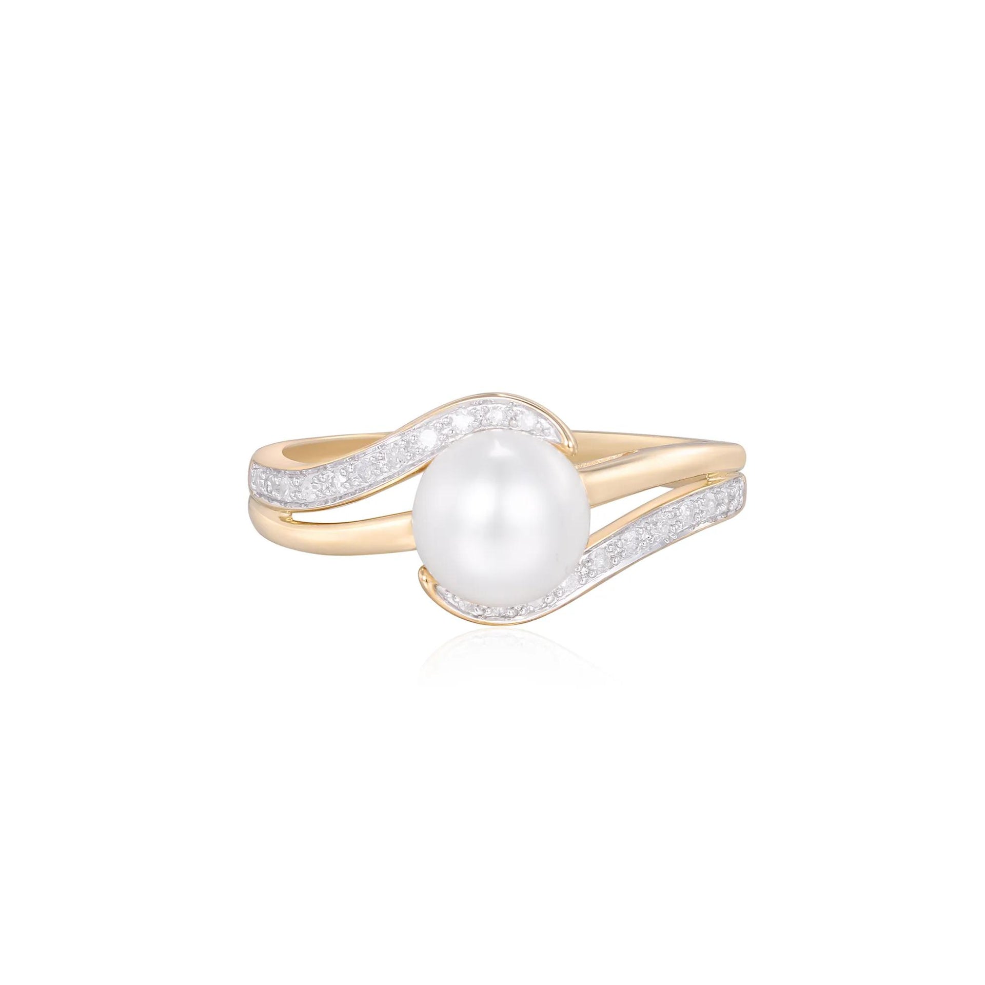 1/10 CT. Tw. Freshwater Cultured Pearl and Diamond Ring 10K Yellow Gold Size 7