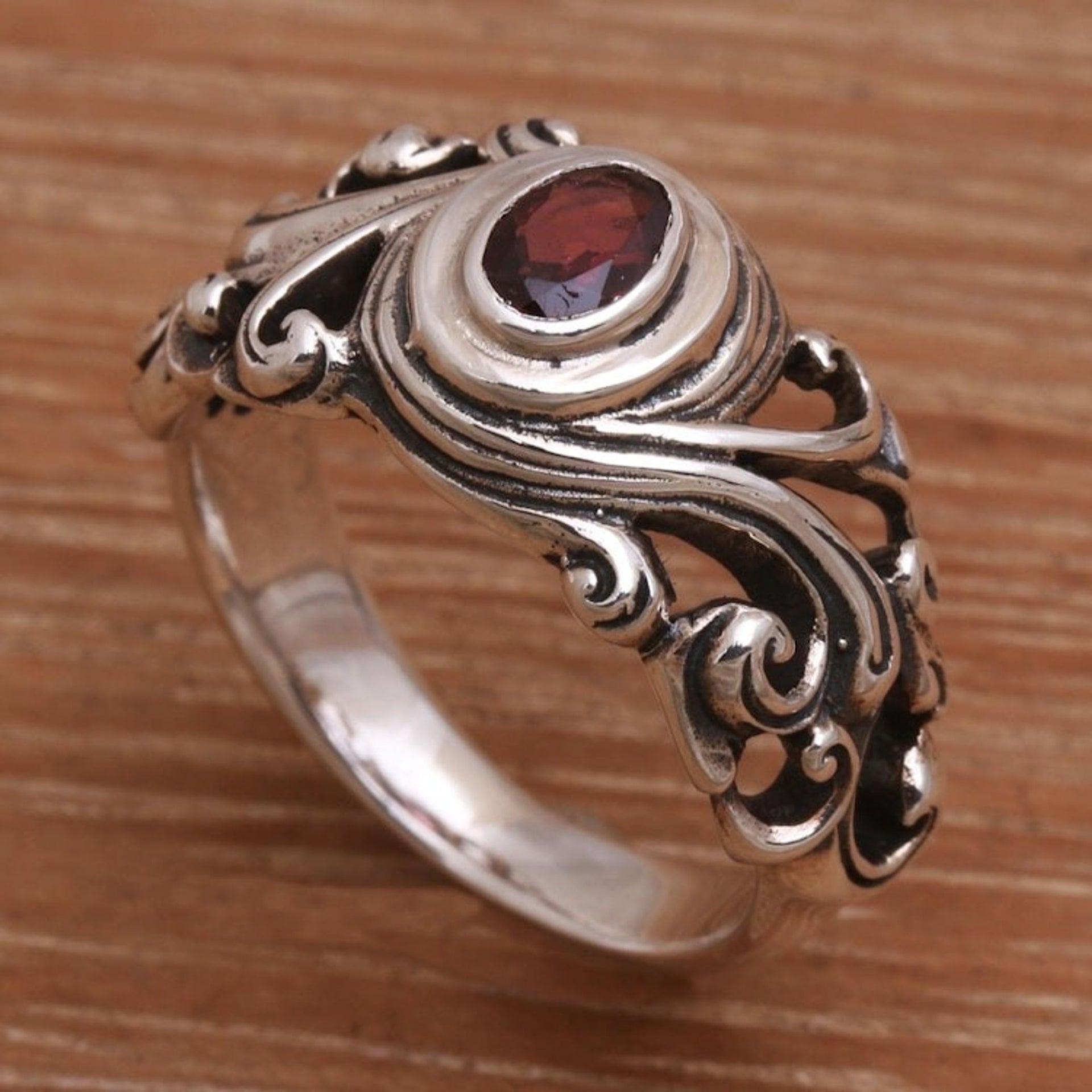 Garnet solitaire ring 'Good Morning'