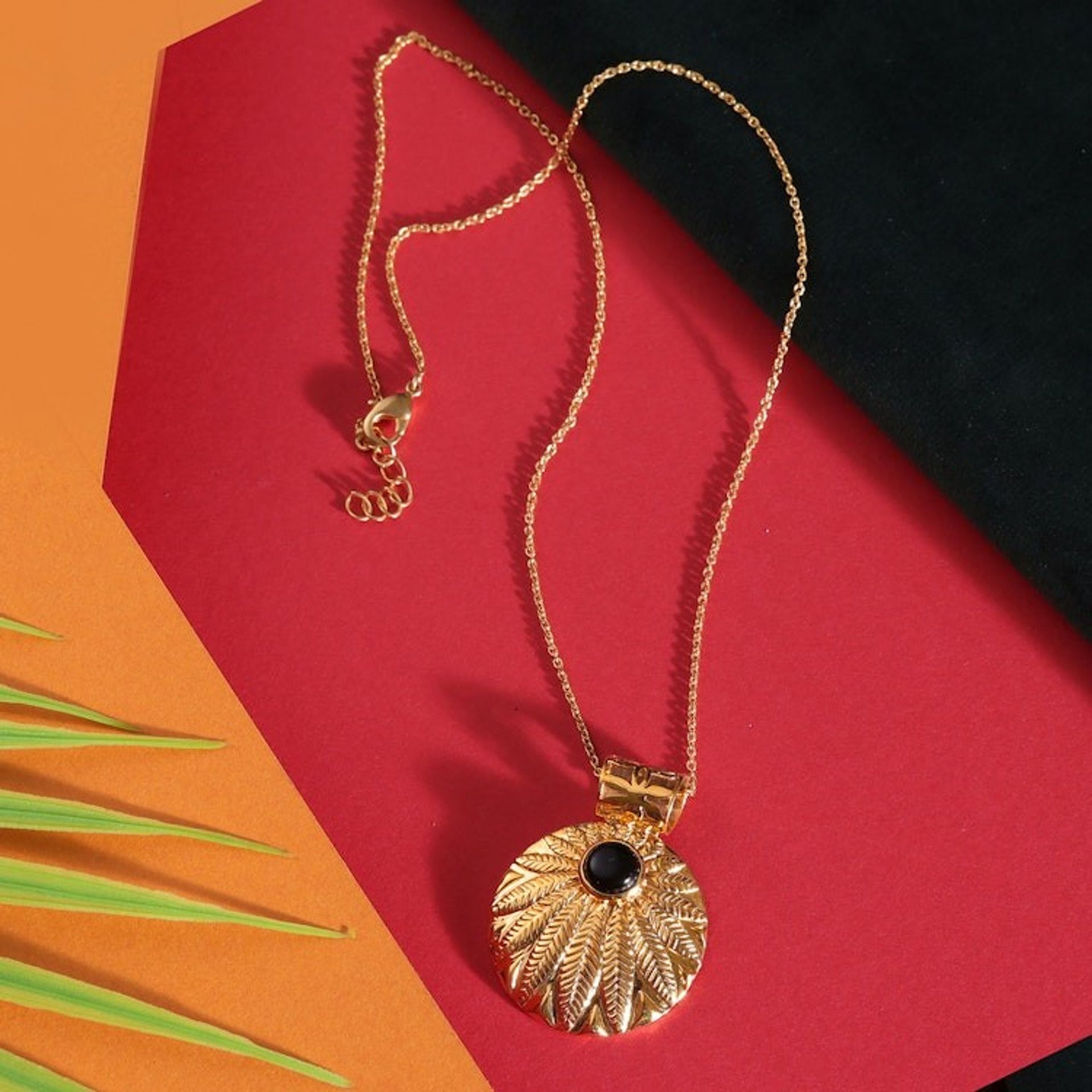 High-Polished Leafy Brass and Black Onyx Pendant Necklace 'Night Verdure'