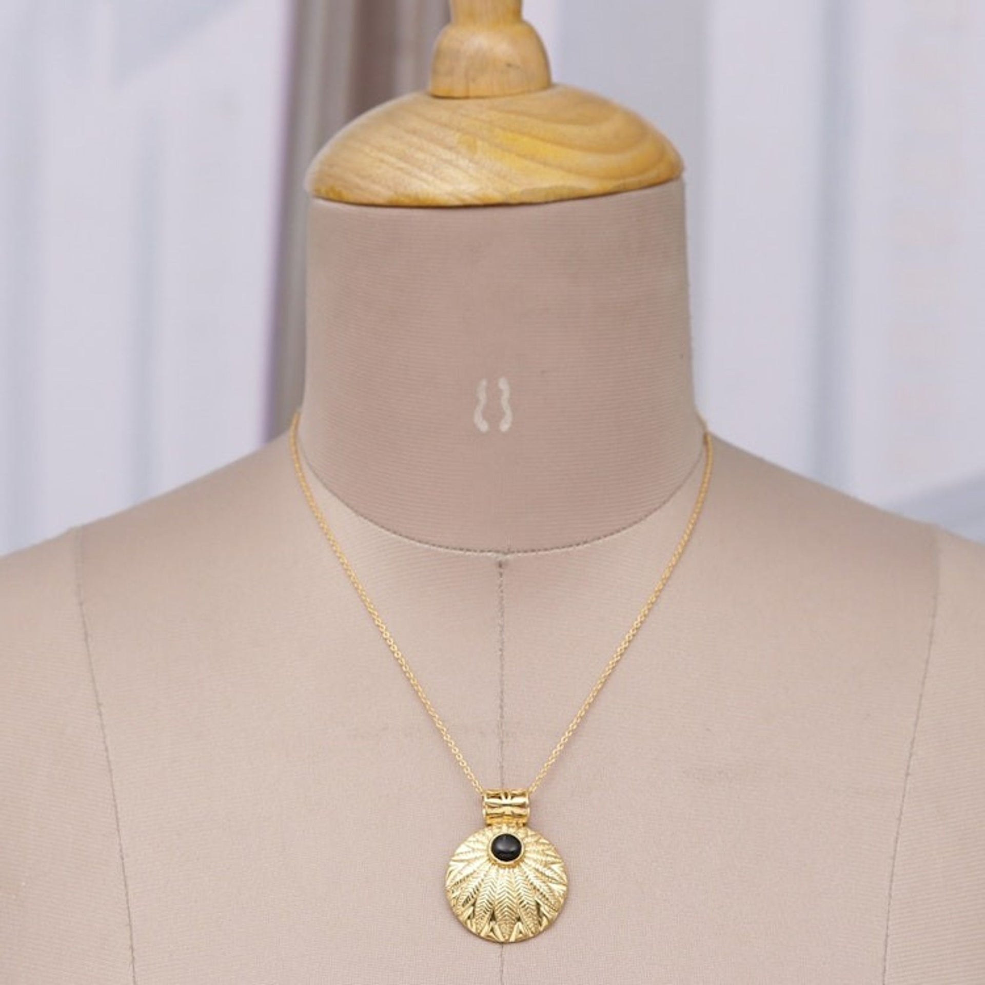 High-Polished Leafy Brass and Black Onyx Pendant Necklace 'Night Verdure'