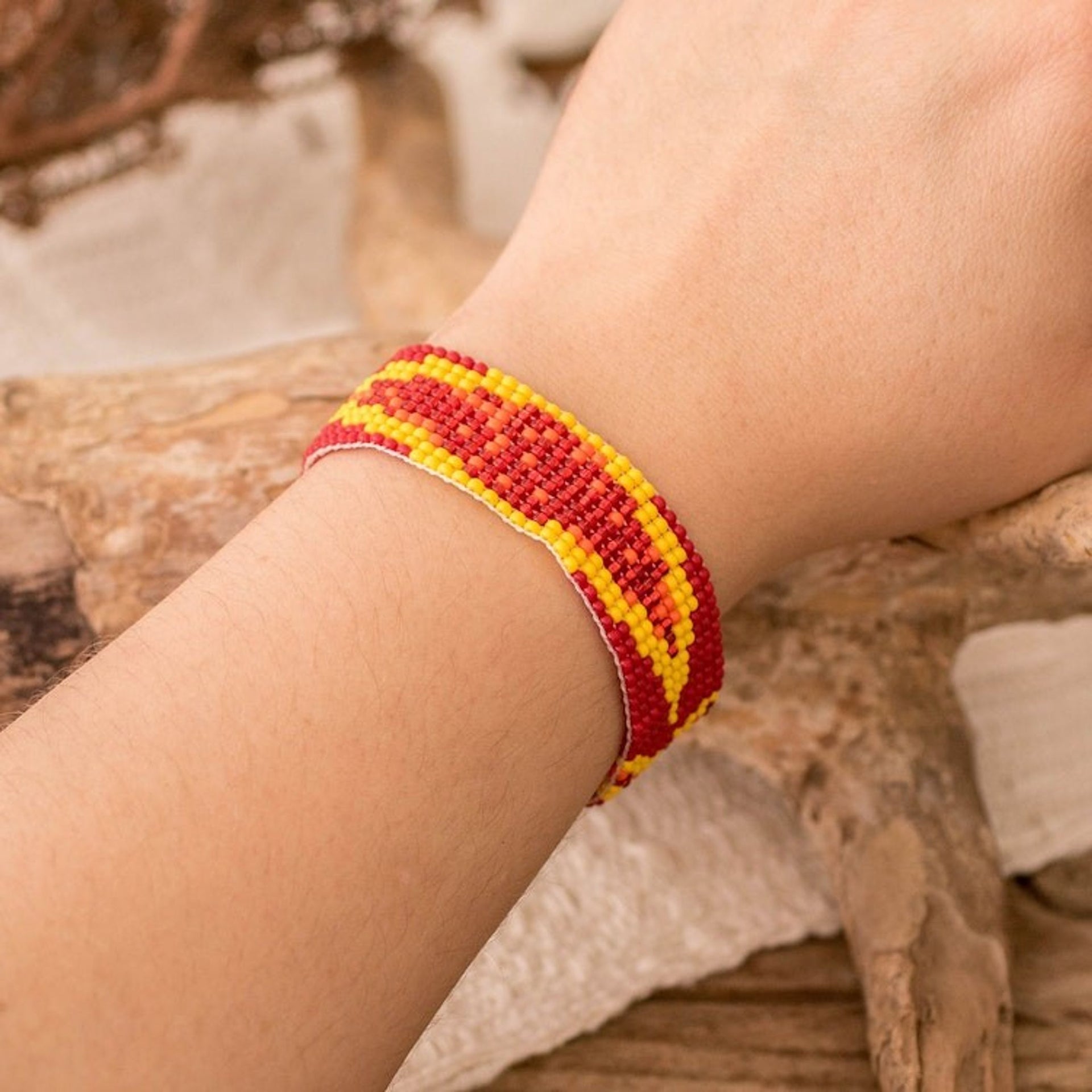 Summer-Themed Glass Beaded Wristband Bracelet in Warm Hues 'Summer Harmony'