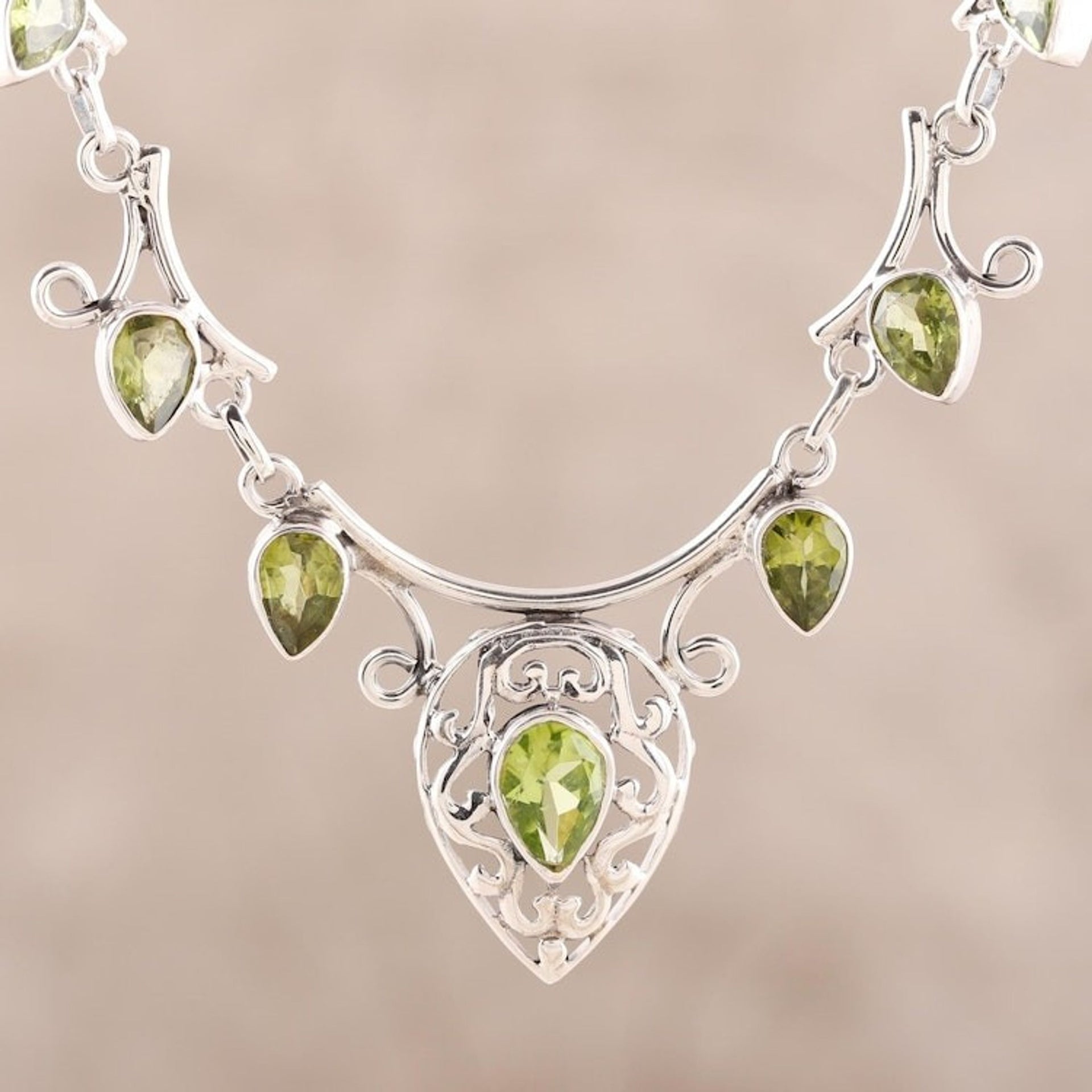 Peridot pendant necklace 'Ivy Elegance'