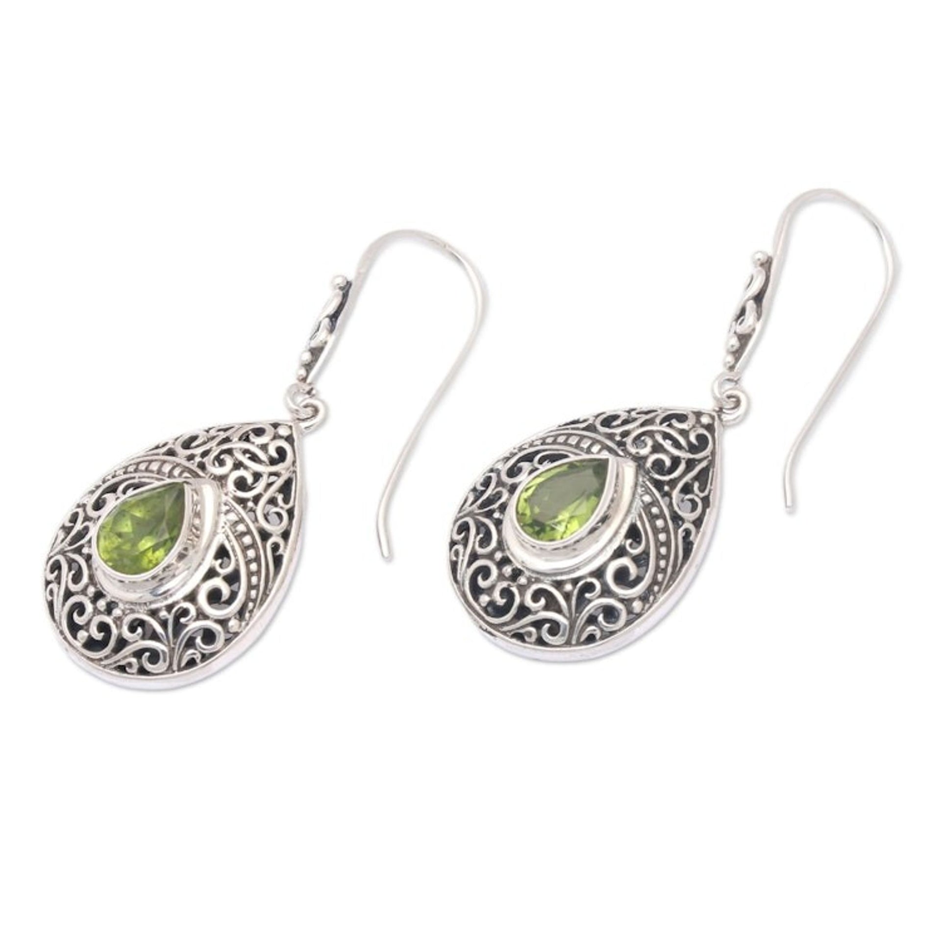 Traditional One-Carat Faceted Peridot Dangle Earrings 'Regal Paradise in Green'