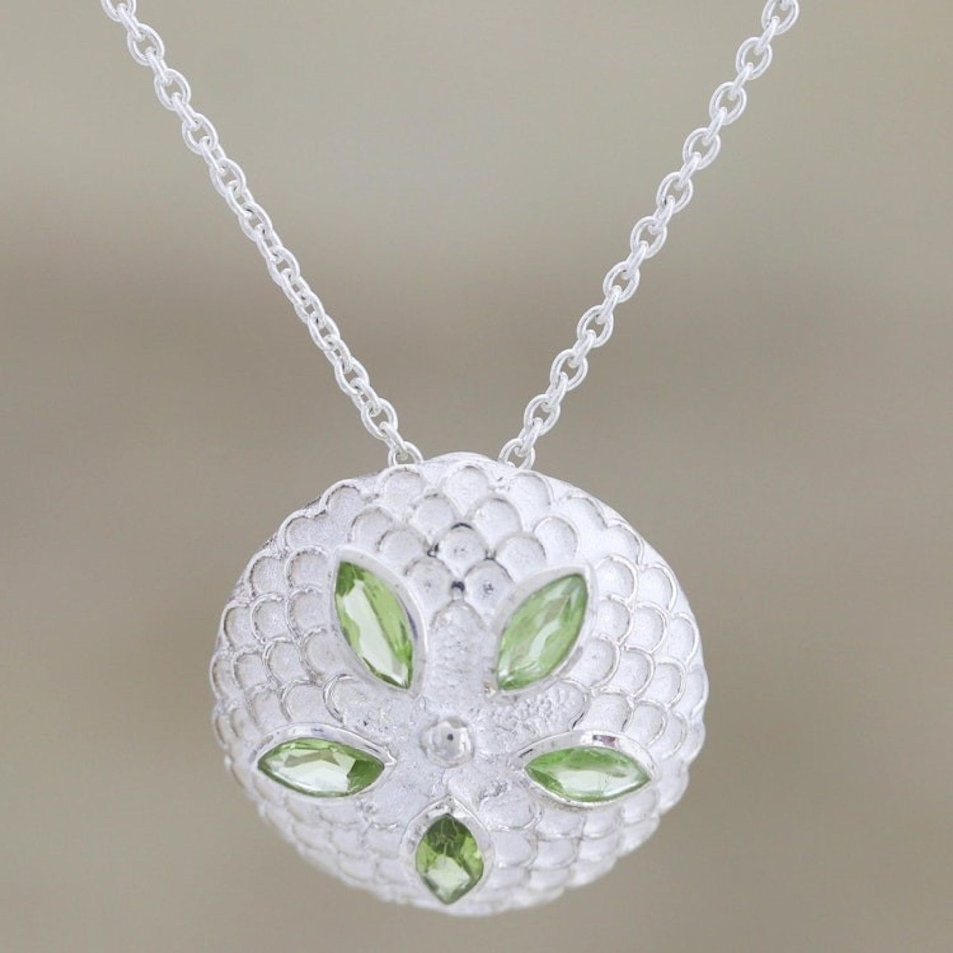 Peridot pendant necklace 'Chrysanthemum Star'