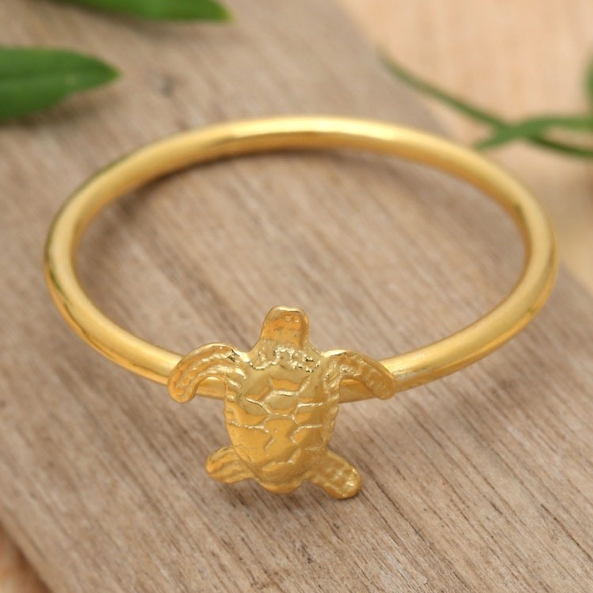Polished Textured 18k Gold-Plated Sea Turtle Band Ring 'Radiant Swimming Turtle'