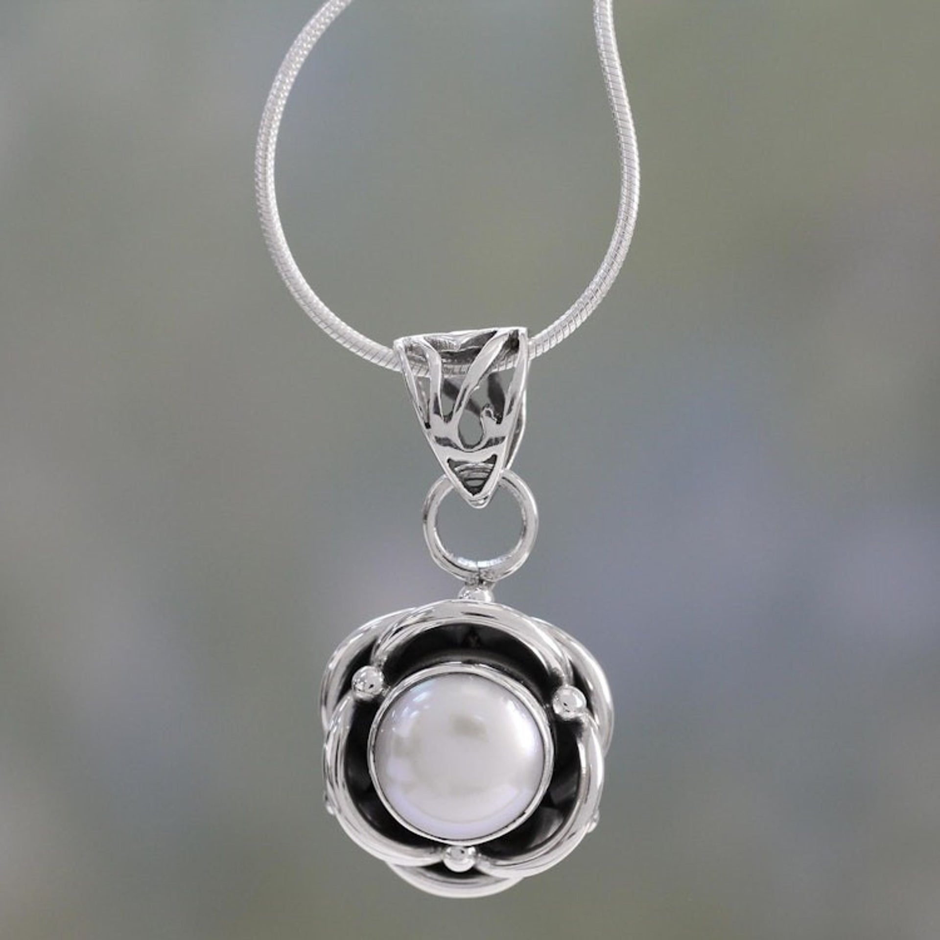 Rose Motif Silver Pendant Necklace with Cultured Pearl 'Transcendent Rose'