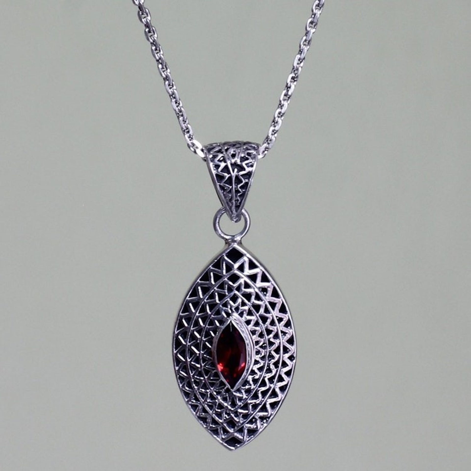 Garnet pendant necklace 'Java Shield'