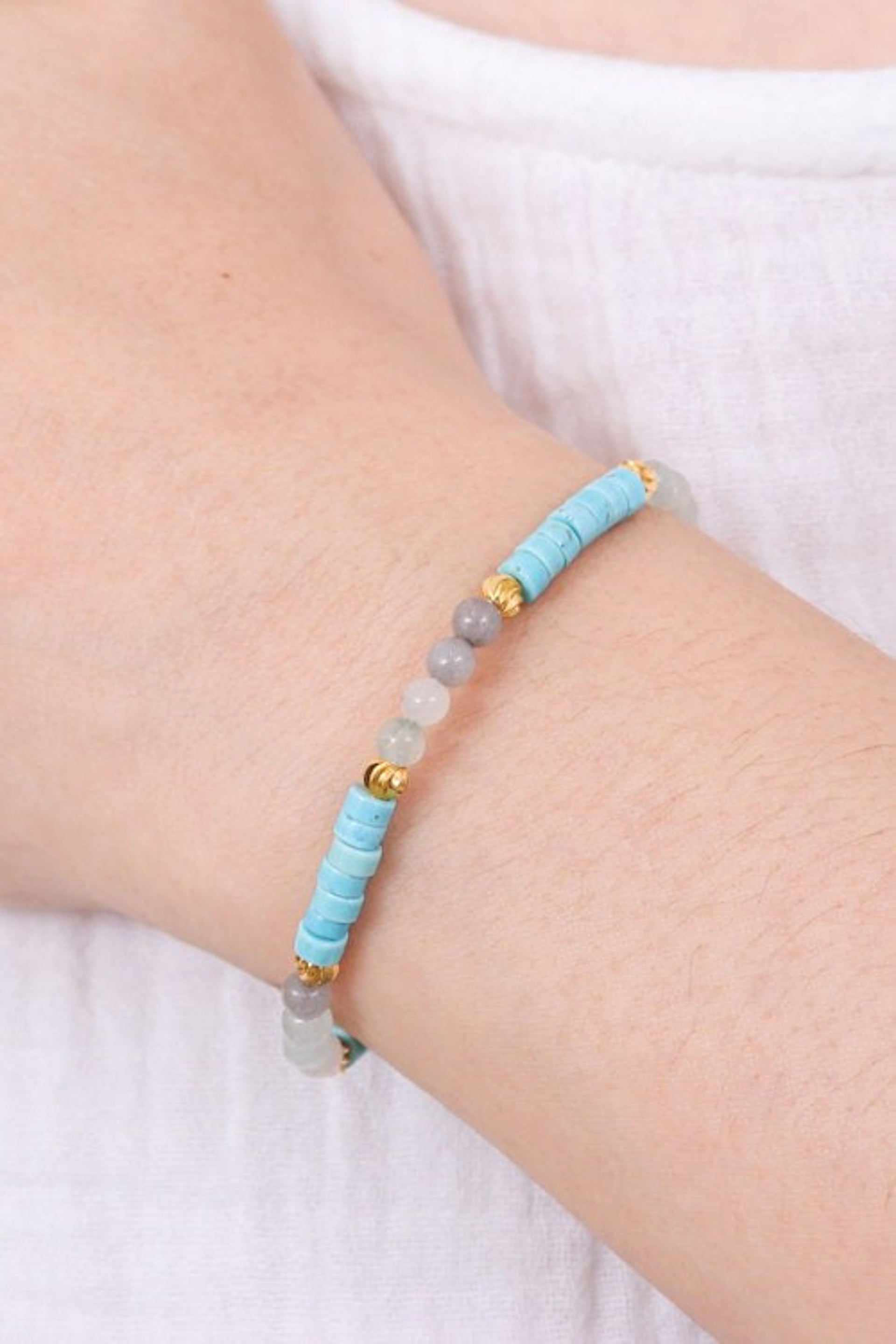 Howlite and Quartz Beaded Adjustable Wristband Bracelet 'Gorgeous Flair'
