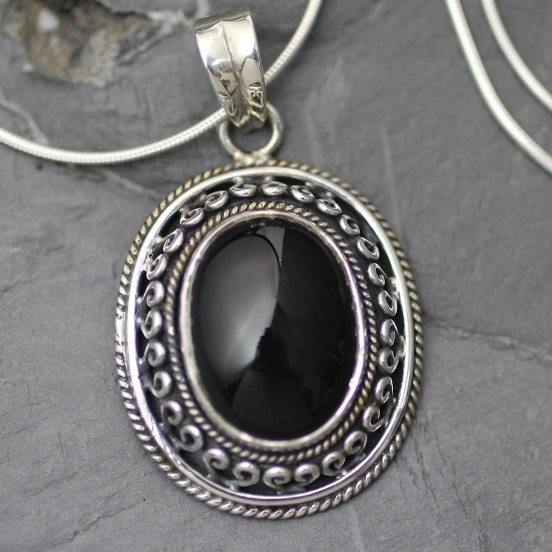 Onyx pendant necklace 'Tradition'