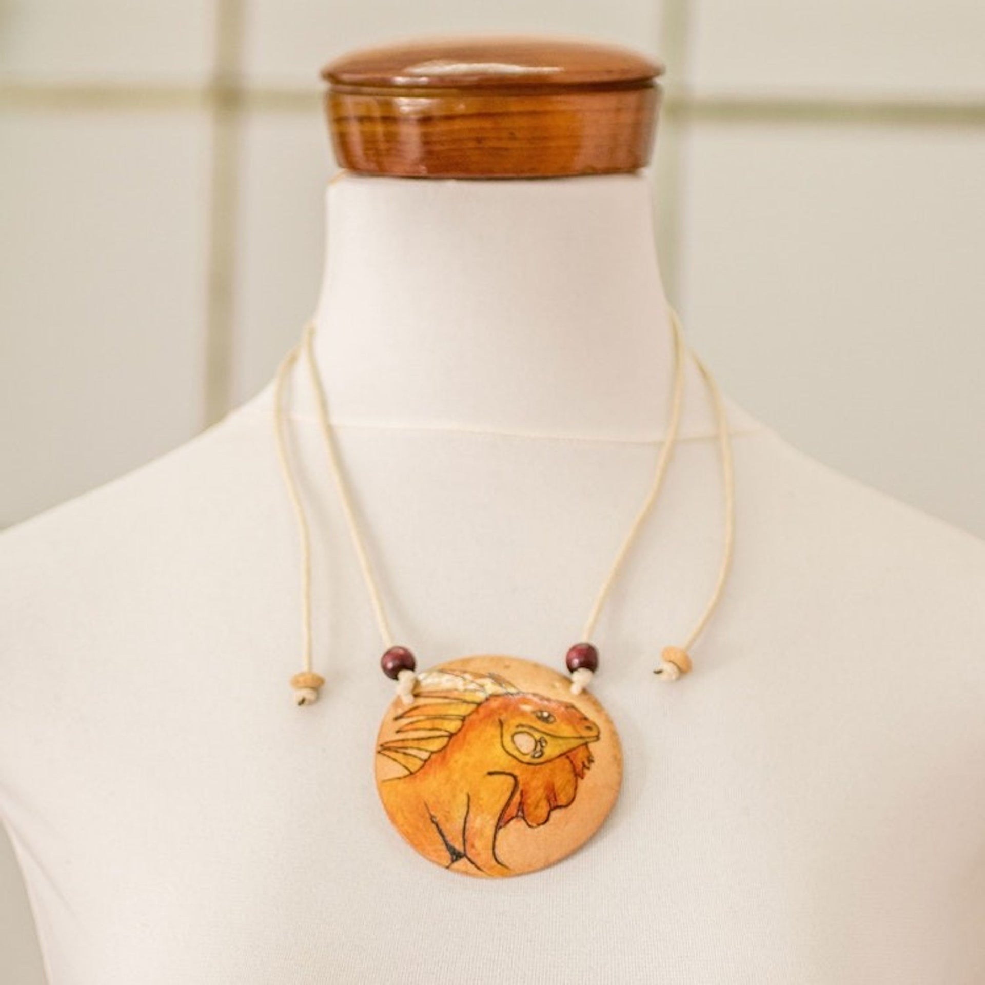 Hand-Painted Calabash Gourd Iguana Pendant Necklace 'Gentleness Portrayal'
