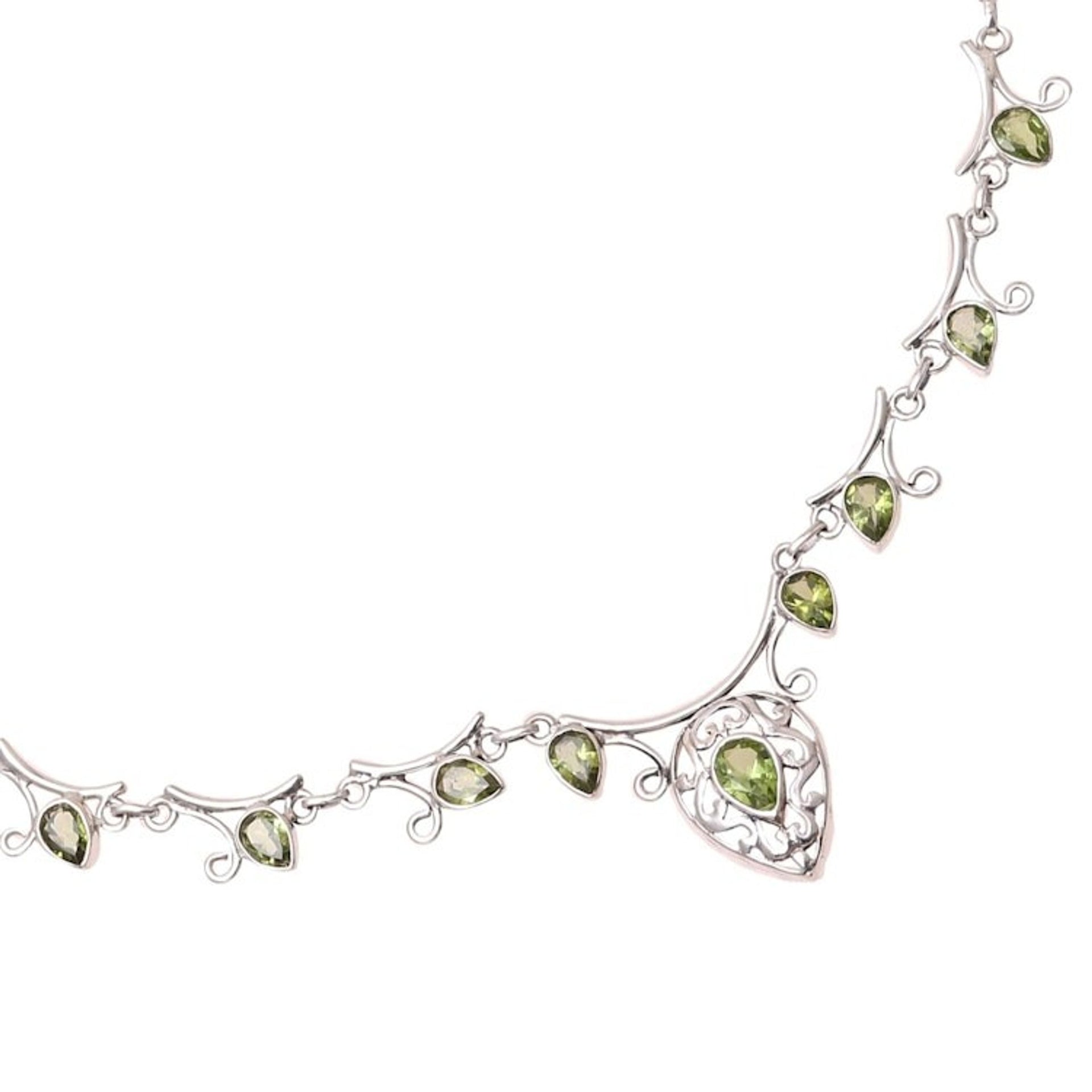 Peridot pendant necklace 'Ivy Elegance'