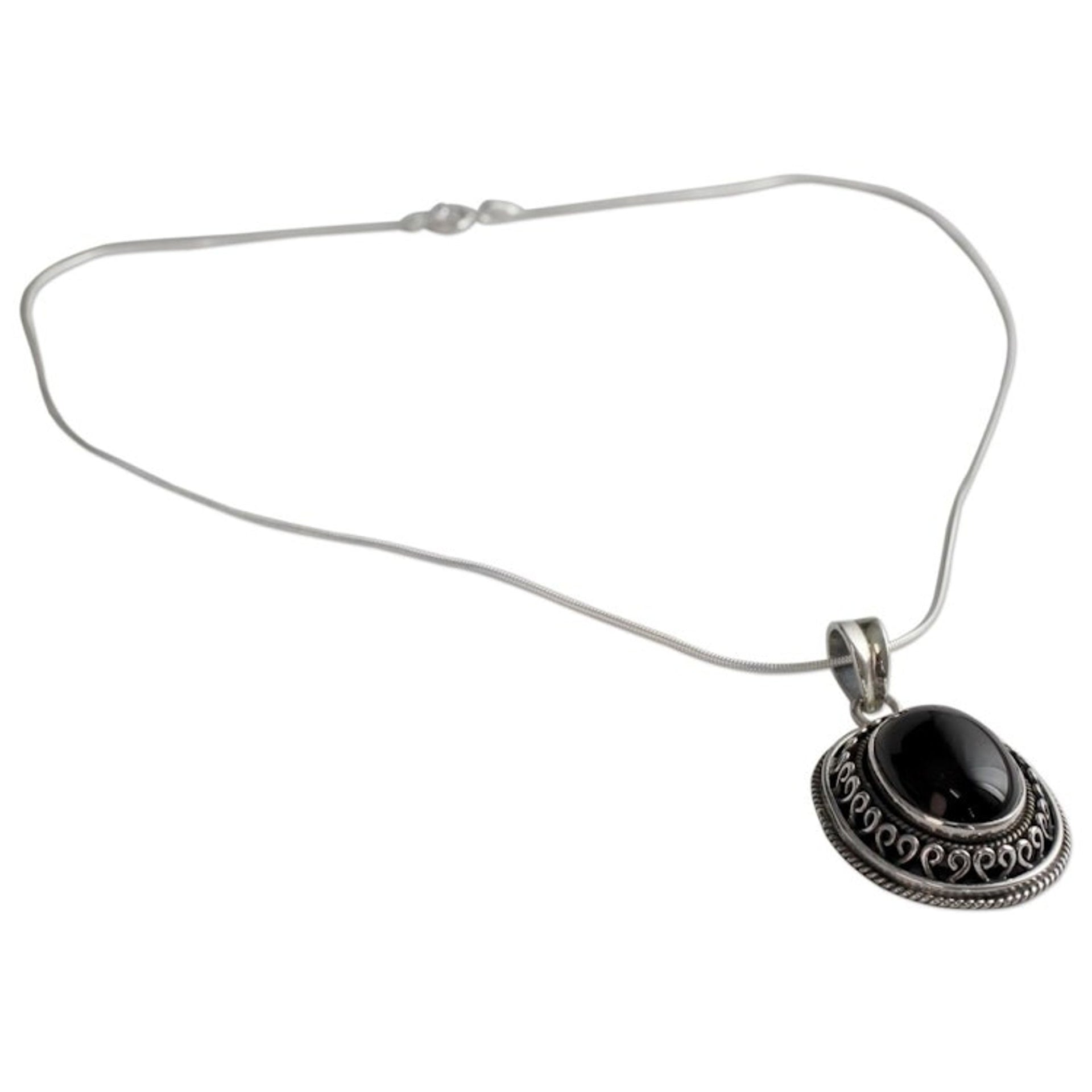 Onyx pendant necklace 'Tradition'