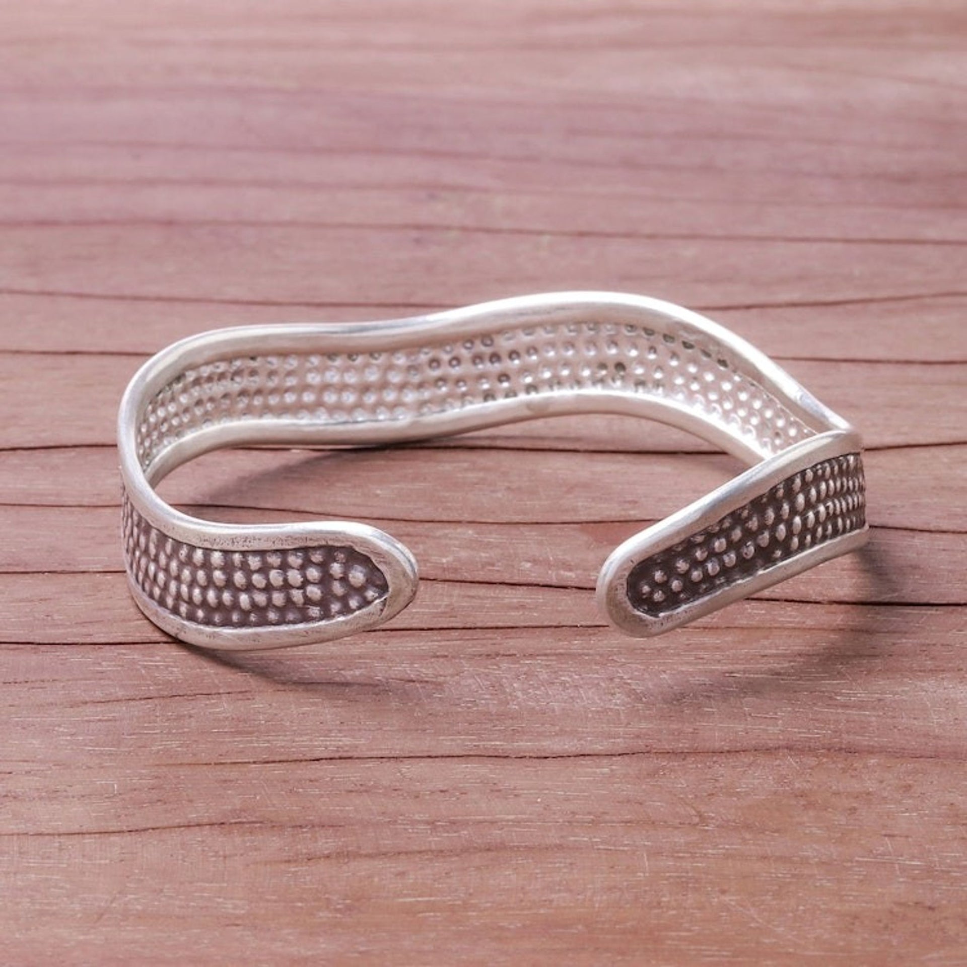 Handcrafted Karen Silver Textured Wave Cuff Bracelet 'Texture Wave'