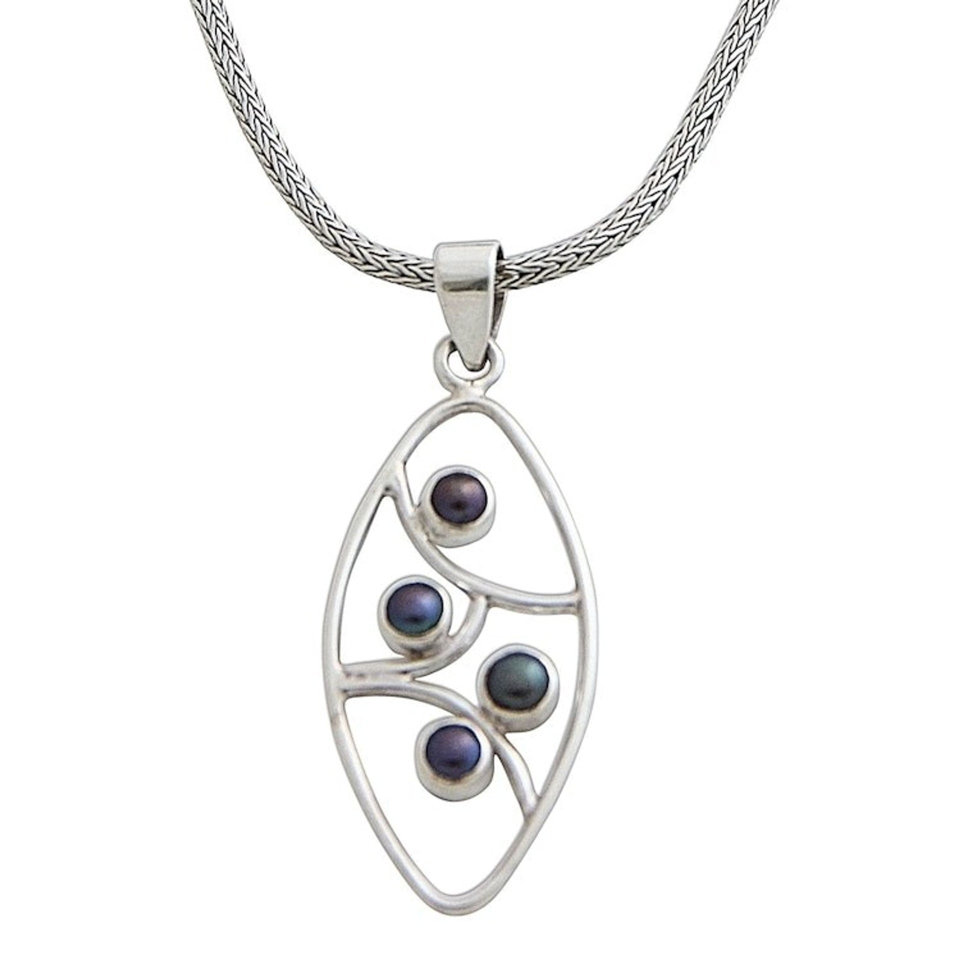 Cultured pearl pendant necklace 'Iridescent Hope'