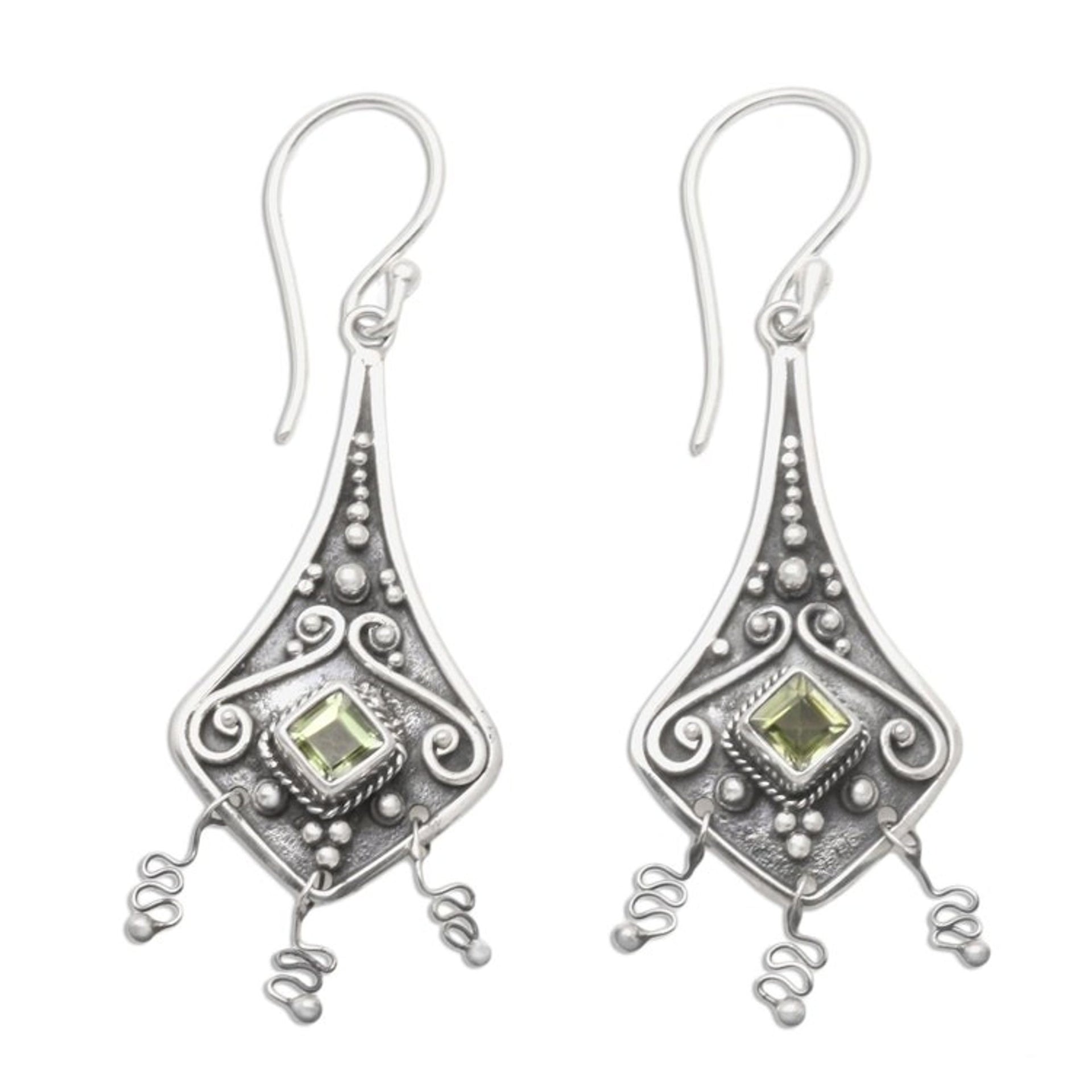 Peridot dangle earrings 'Lantern'