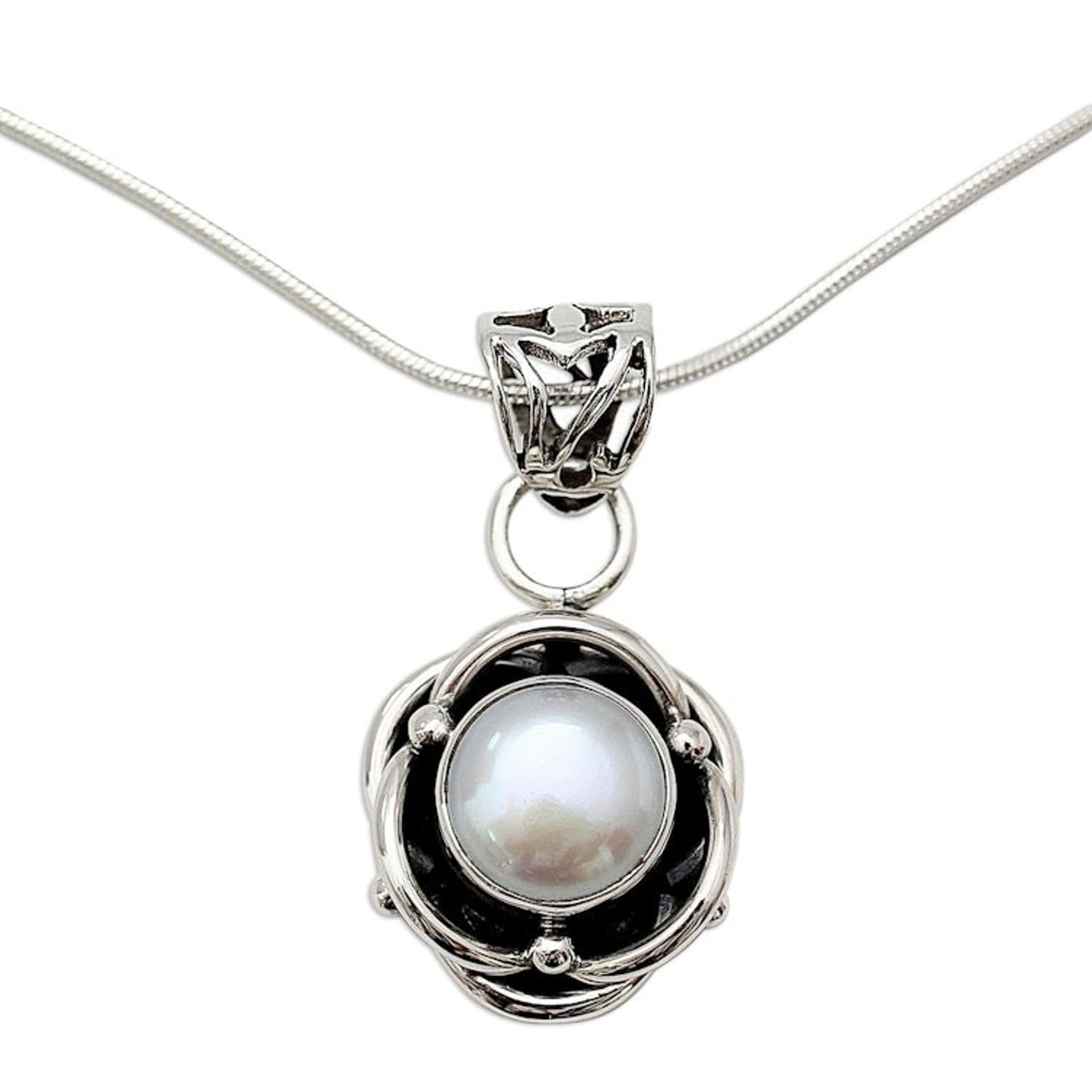 Rose Motif Silver Pendant Necklace with Cultured Pearl 'Transcendent Rose'