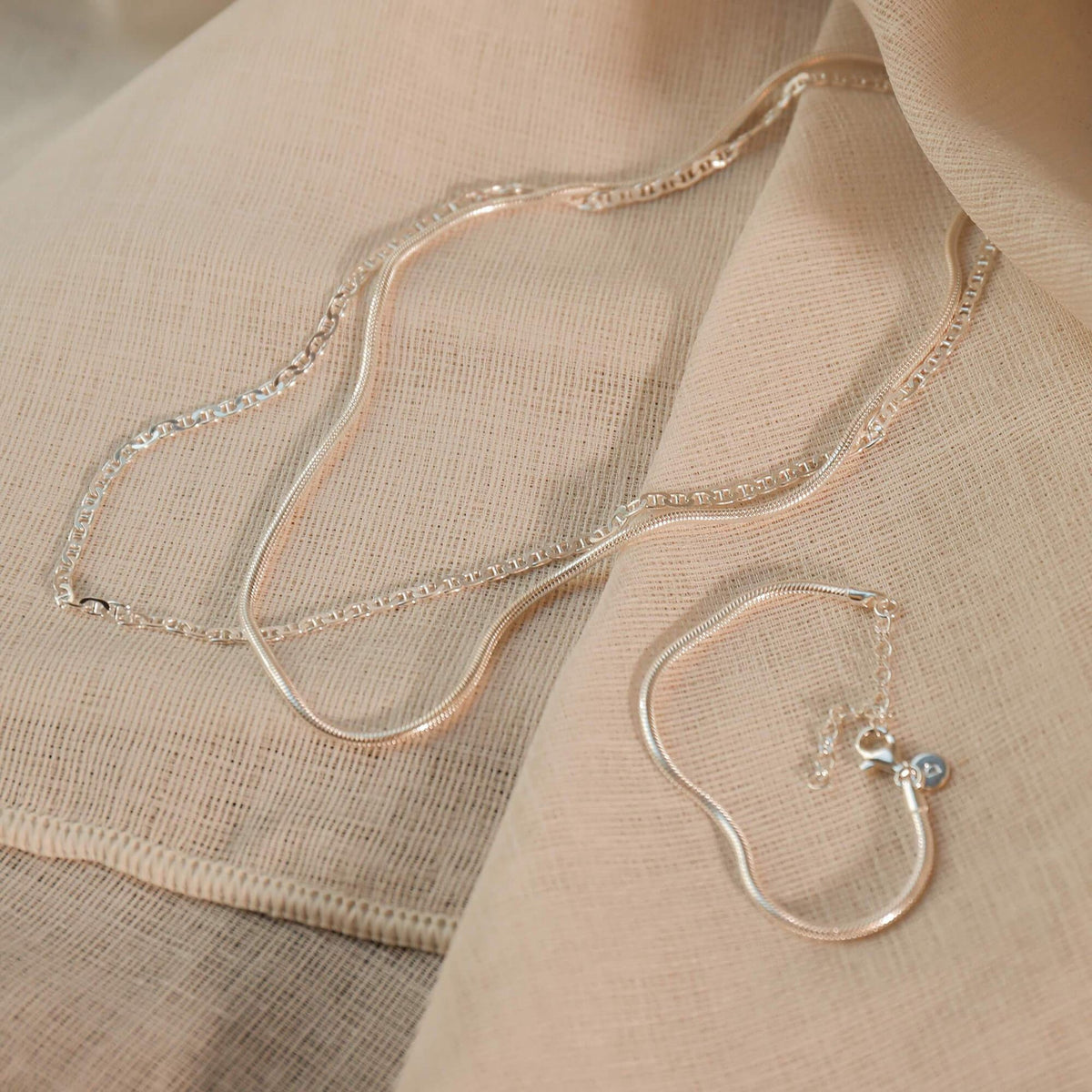 infinity-flat-chain-necklace-925-sterling-silver-daisy-london
