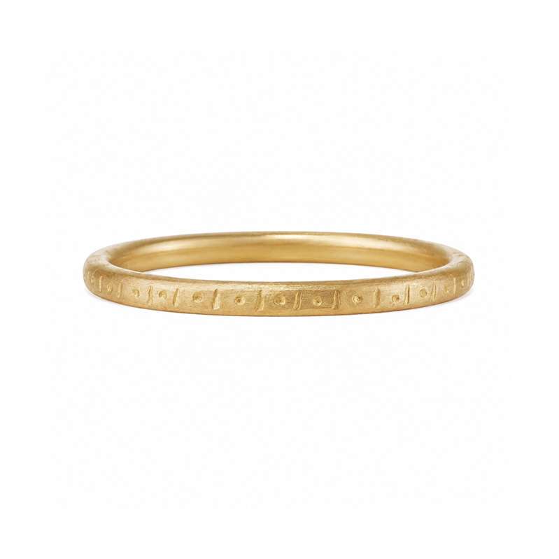 Jarti — Hand-Stamped Hammered Wedding Band in 18ct Fairmined Gold
