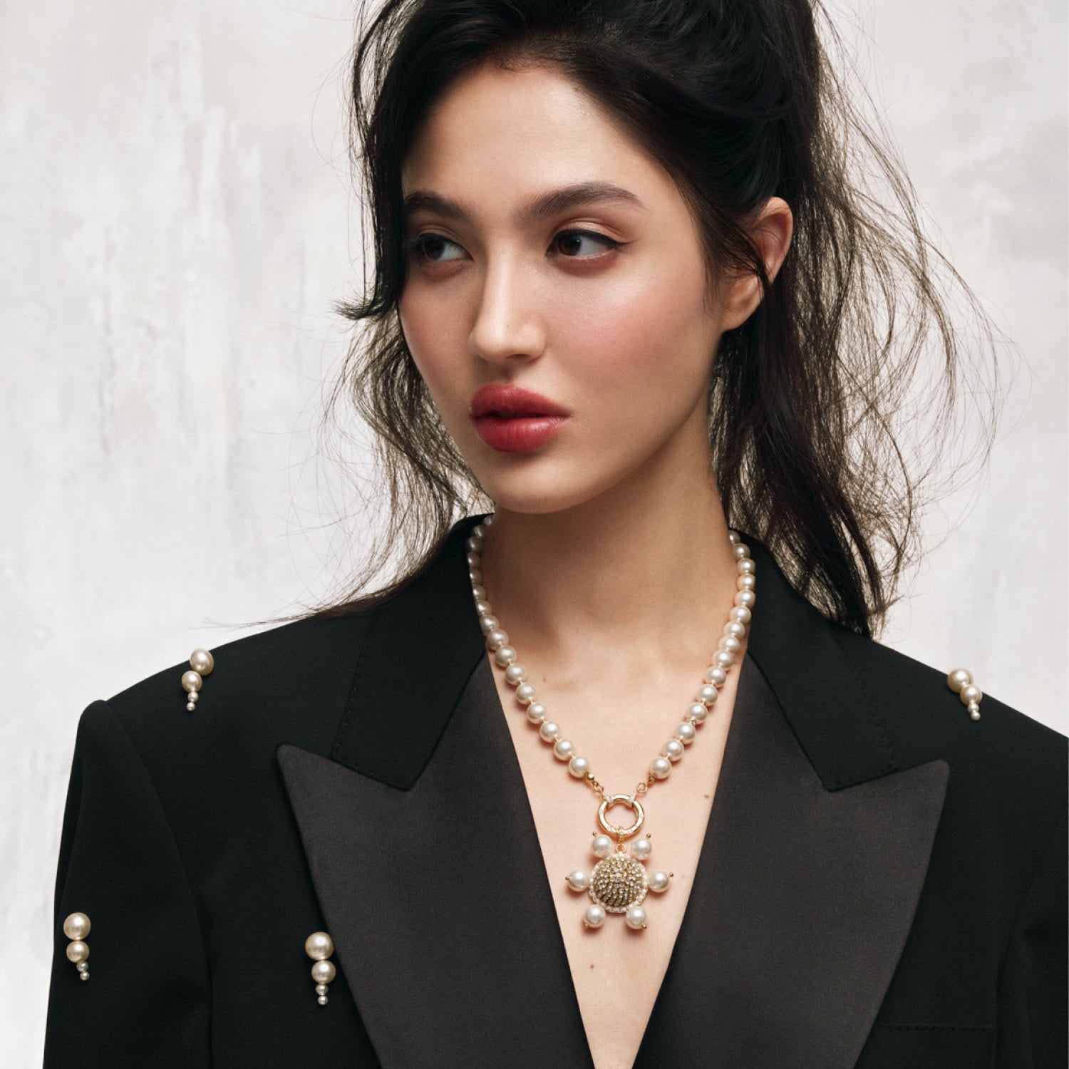 Jolie Necklace In White Pearl