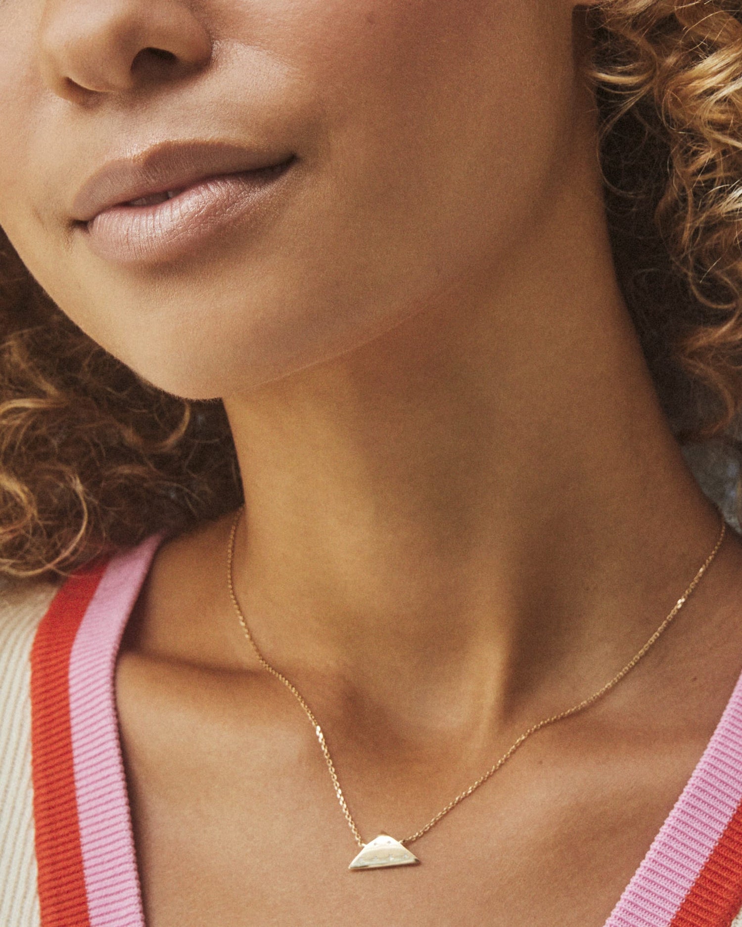 folds-of-honor-pendant-necklace-in-gold-kendra-scott