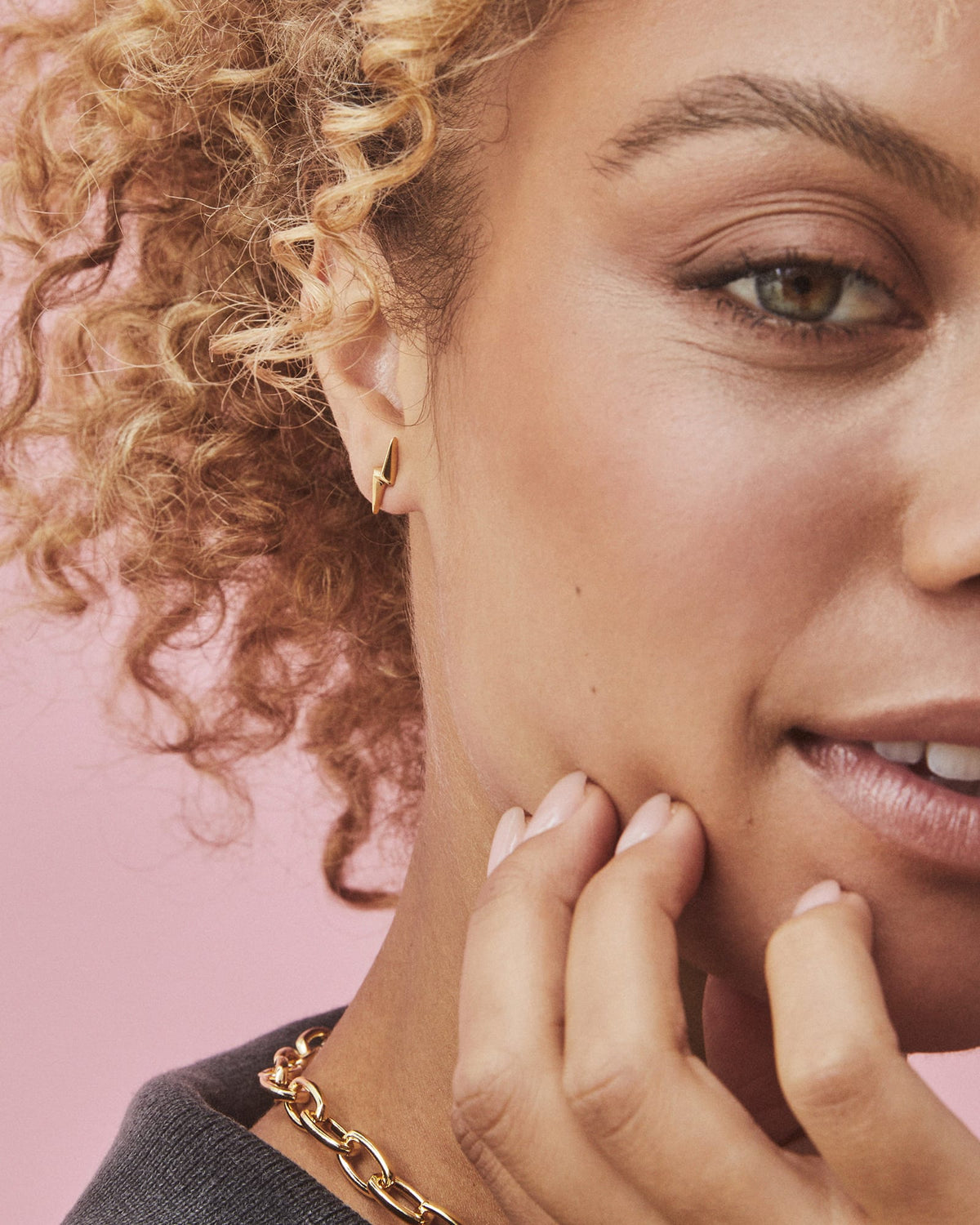 lightning-bolt-mini-stud-earrings-in-18k-gold-vermeil-kendra-scott