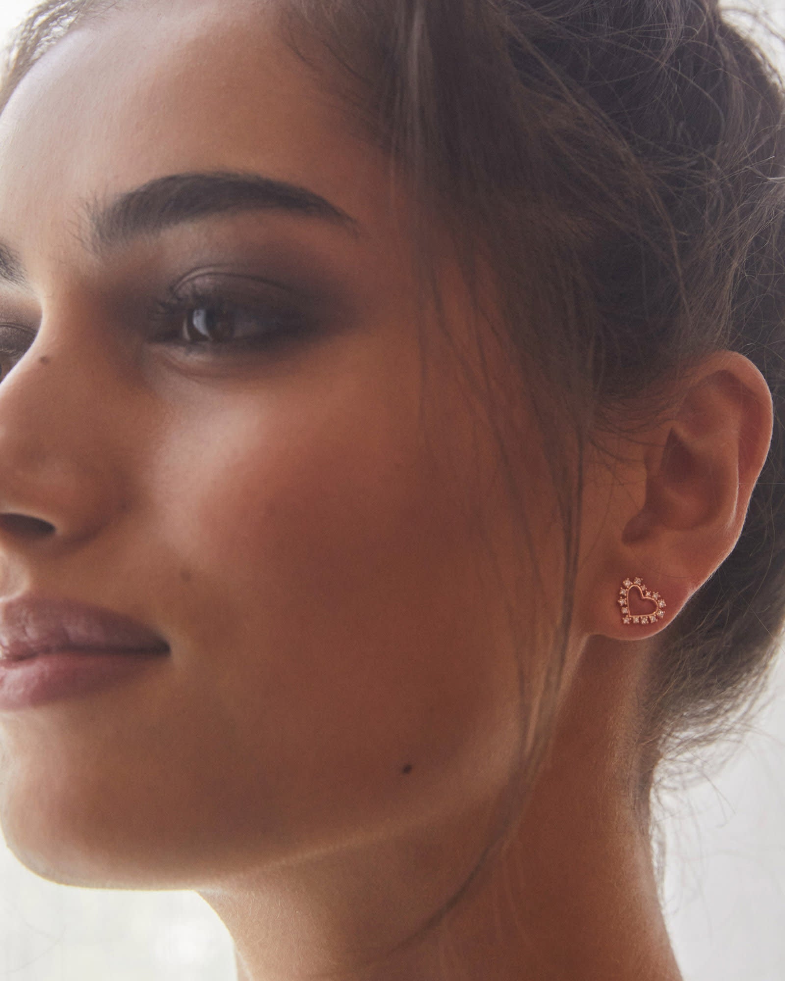 ari-heart-gold-stud-earrings-in-white-swarovski