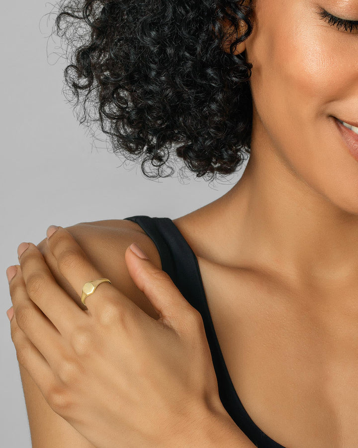 davis-signet-ring-in-18k-gold-vermeil-swarovski